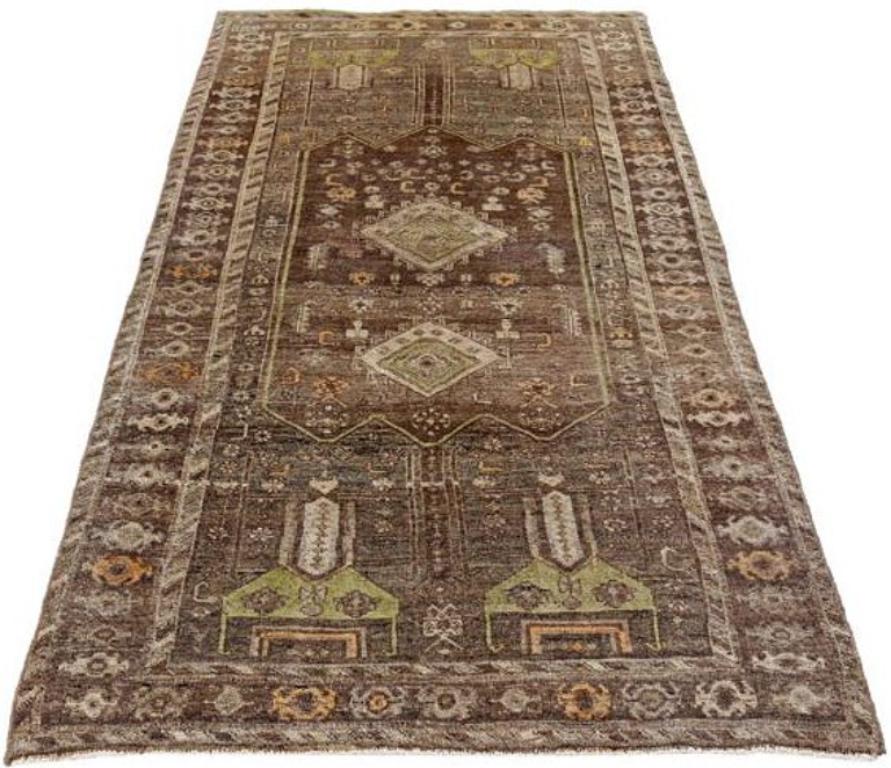Scopri l'eleganza del tappeto persiano Bijar di piccole dimensioni del 1880 circa. Progettato con lana e marrone-verde-avorio, questo design esclusivo è perfetto per valorizzare il tuo spazio.