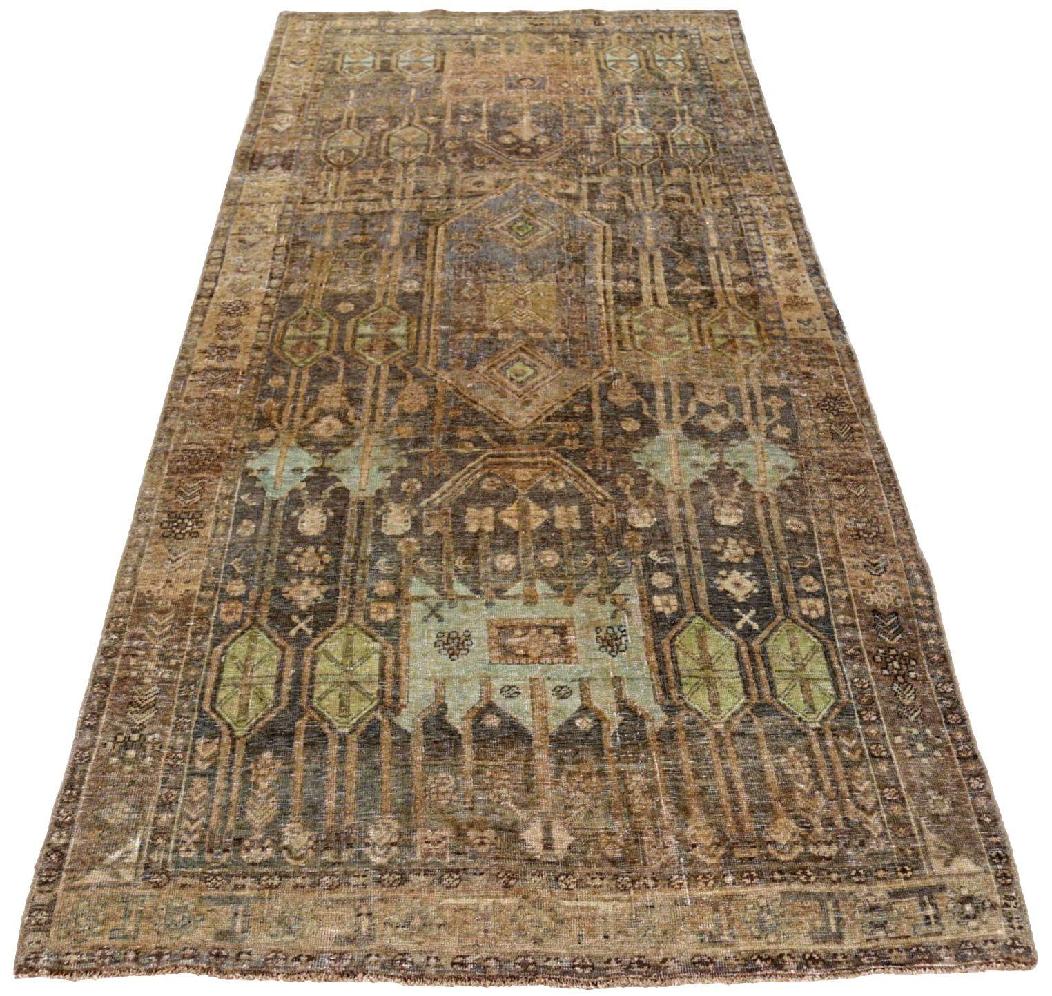 Scopri l'eleganza del tappeto persiano Bijar di piccole dimensioni del 1880 circa. Progettato con lana e marrone-verde-avorio, questo design esclusivo è perfetto per valorizzare il tuo spazio.