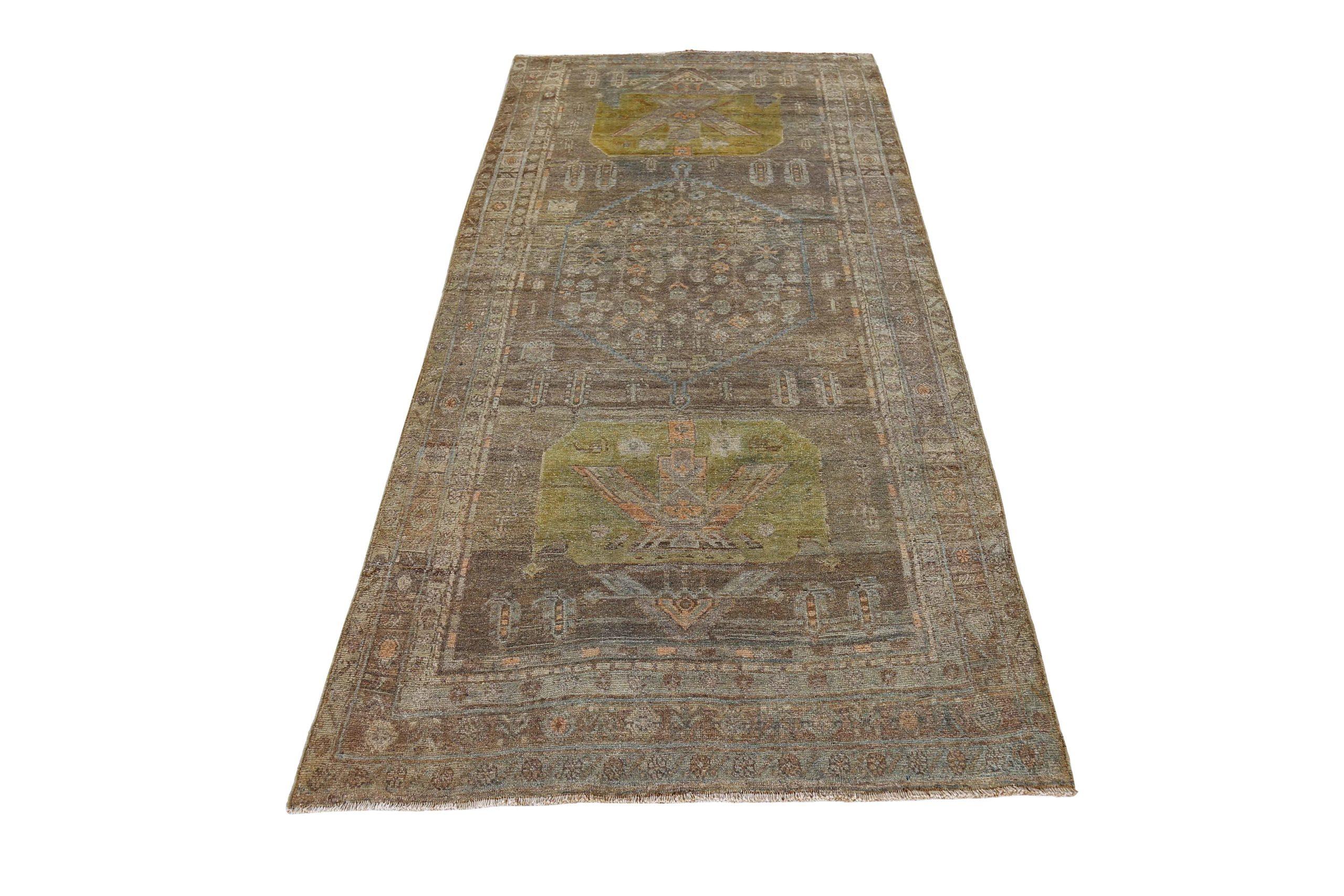 Scopri l'eleganza del tappeto persiano Bijar di piccole dimensioni del 1880 circa. Progettato con lana e marrone-verde-avorio, questo design esclusivo è perfetto per valorizzare il tuo spazio.