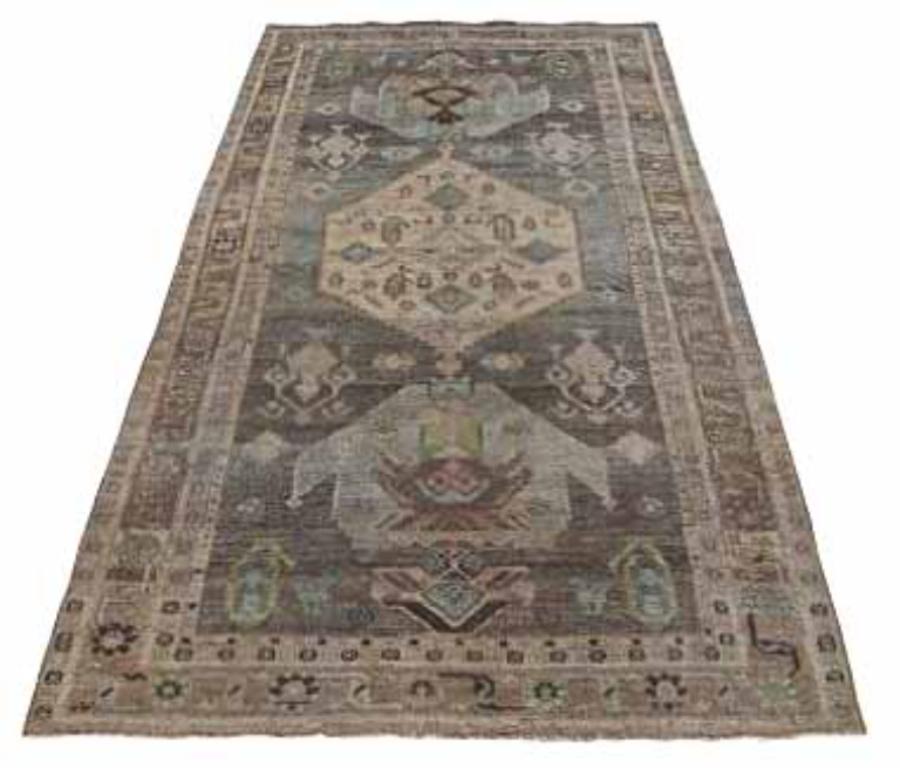 Scopri l'eleganza del tappeto persiano Bijar di piccole dimensioni del 1880 circa. Progettato con lana e marrone-verde-avorio, questo design esclusivo è perfetto per valorizzare il tuo spazio.