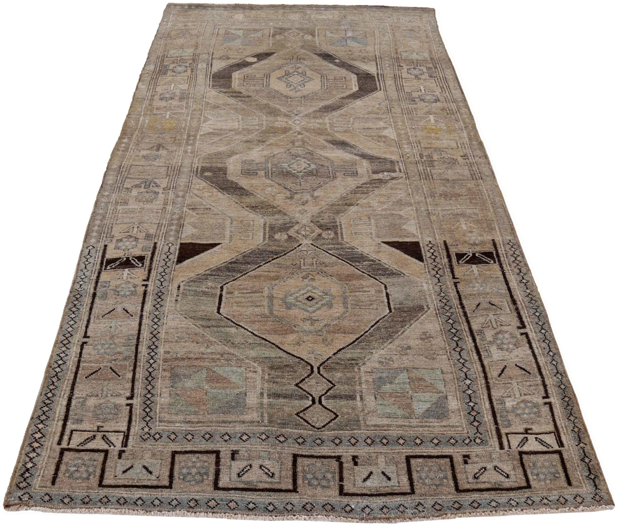 Entdecken Sie die Eleganz des persischen Bijar mit dem kleinen Teppich von ca. 1880. Dieses exklusive Design aus Wolle und Braun-Elfenbein ist perfekt, um Ihren Raum zu verschönern.