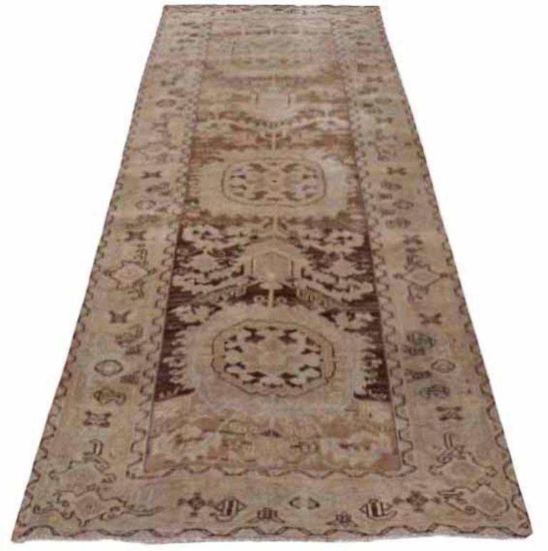 Découvrez l'élégance du petit tapis persan Bijar de Circa 1880. Conçu avec de la laine et du Design/One, ce design exclusif est parfait pour mettre en valeur votre espace.