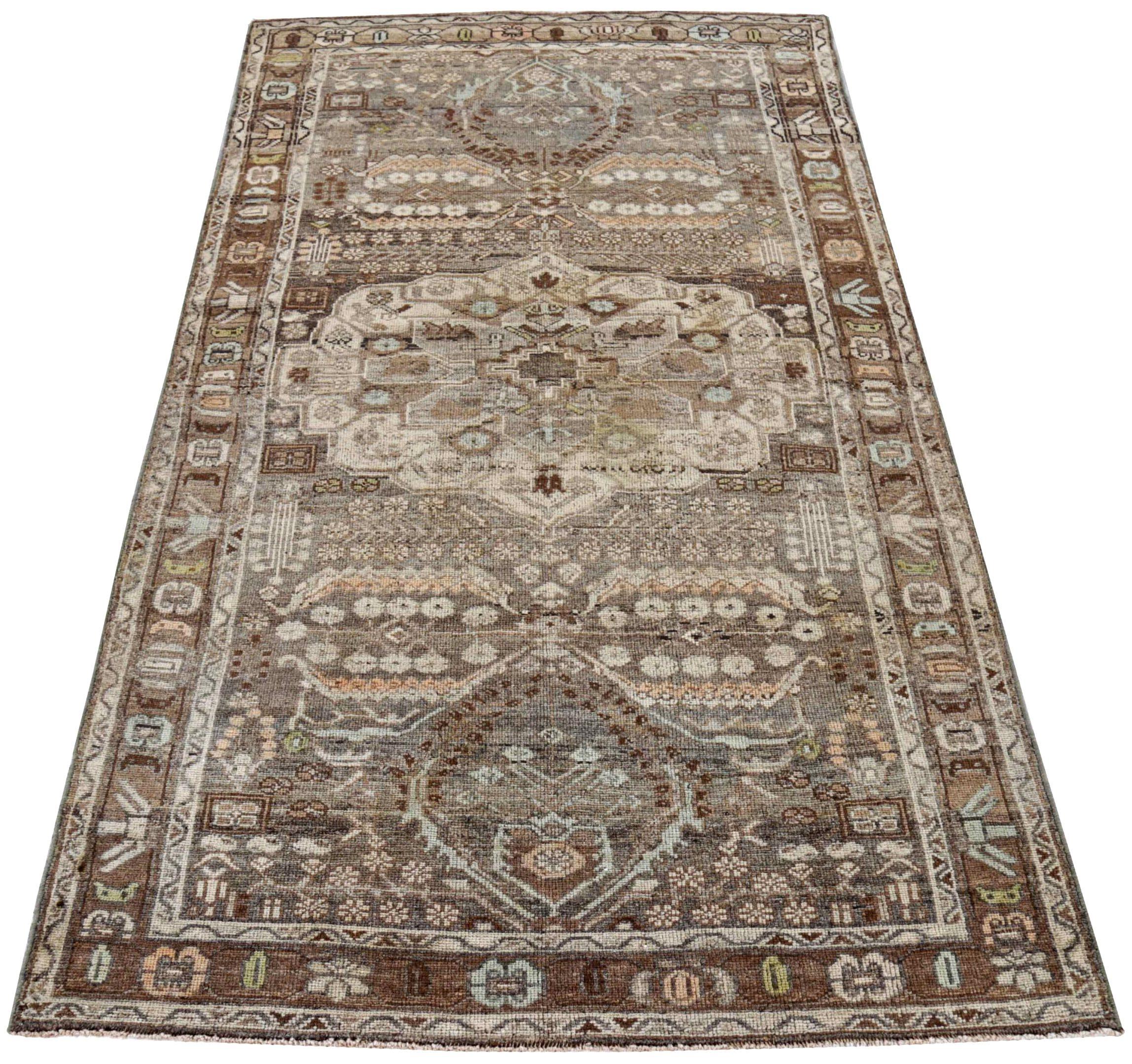 Entdecken Sie die Eleganz des persischen Bijar mit dem kleinen Teppich von ca. 1880. Dieses exklusive Design aus Wolle und Braun-Elfenbein ist perfekt, um Ihren Raum zu verschönern.