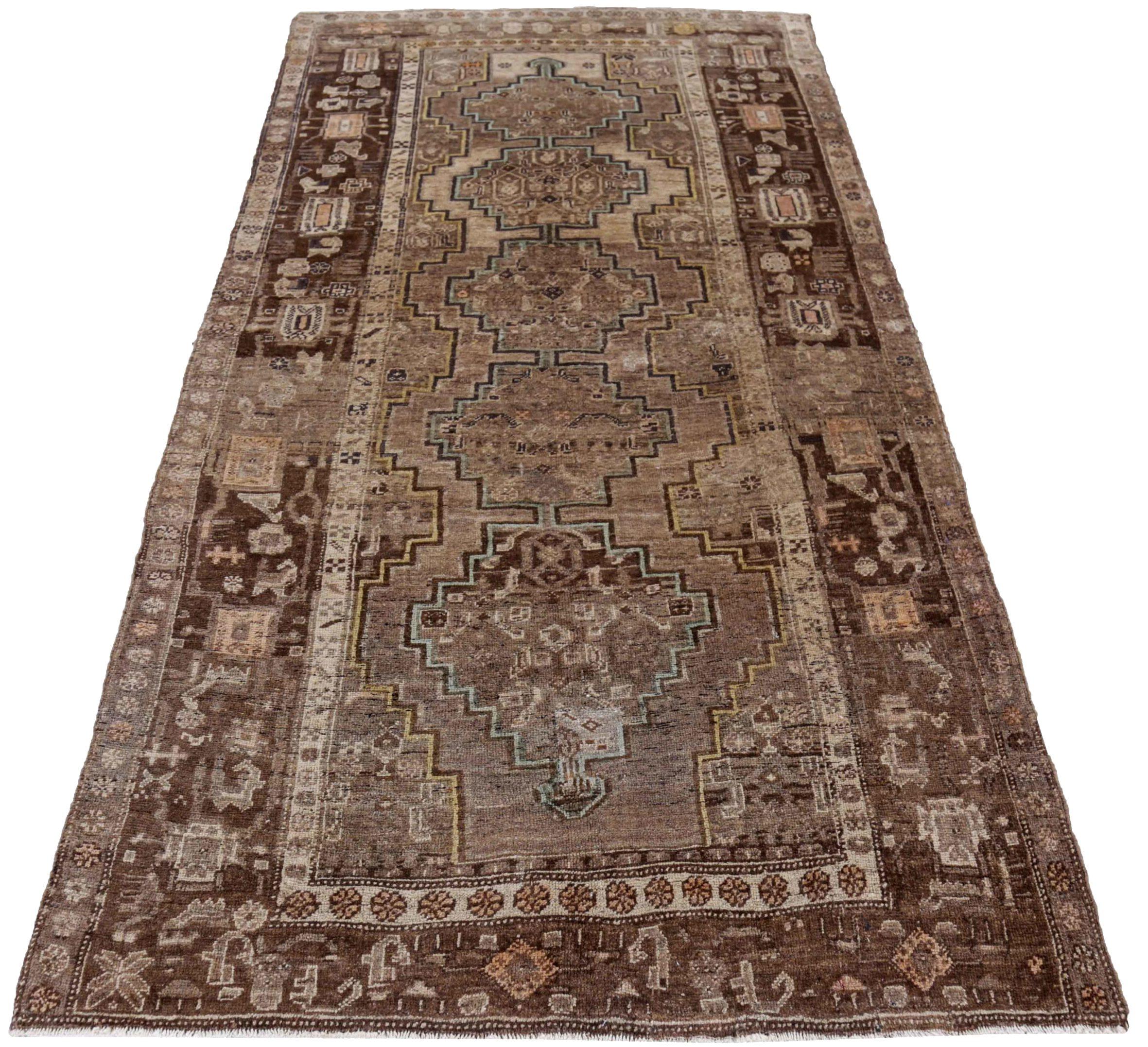 Entdecken Sie die Eleganz des persischen Bijar mit dem kleinen Teppich von ca. 1880. Dieses exklusive Design aus Wolle und Braun-Elfenbein ist perfekt, um Ihren Raum zu verschönern.