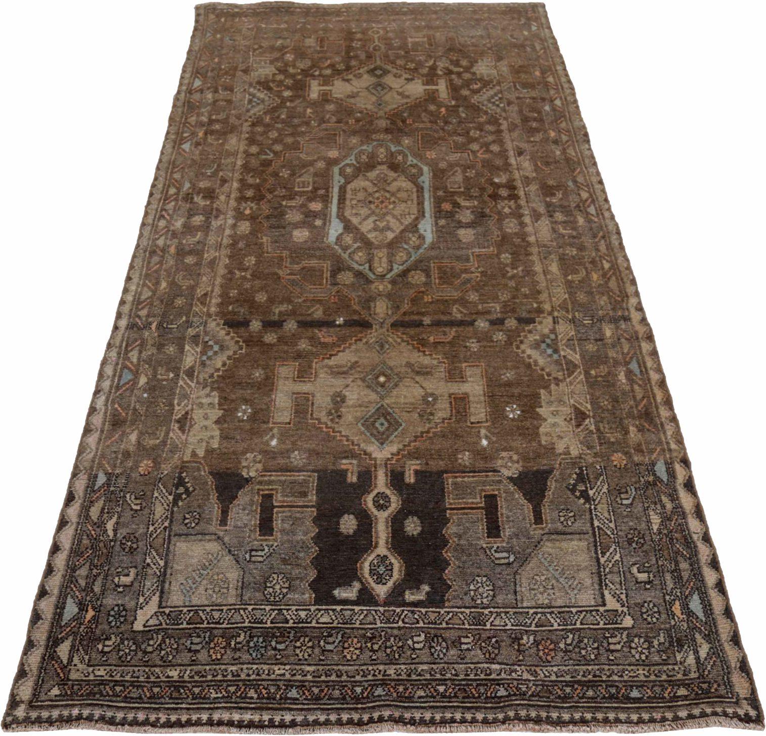 Entdecken Sie die Eleganz des persischen Bijar mit dem kleinen Teppich von ca. 1880. Dieses exklusive Design aus Wolle und Braun-Elfenbein ist perfekt, um Ihren Raum zu verschönern.
