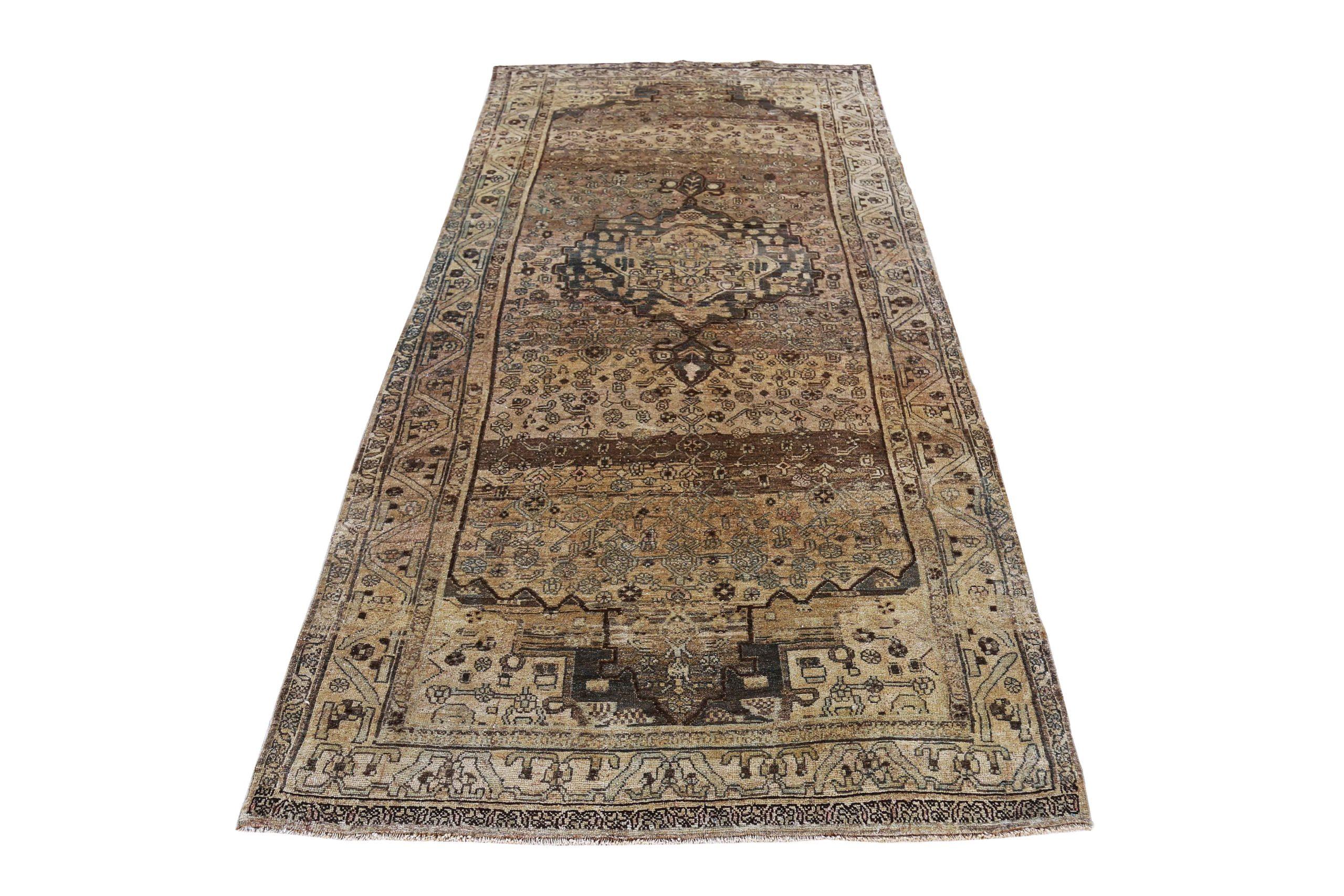 Entdecken Sie die Eleganz des persischen Bijar mit dem kleinen Teppich von ca. 1880. Dieses exklusive Design aus Wolle und Braun-Elfenbein ist perfekt, um Ihren Raum zu verschönern.