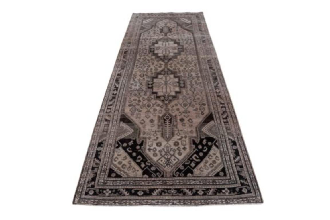 Entdecken Sie die Eleganz des persischen Bijar mit dem kleinen Teppich von ca. 1880. Dieses exklusive Design aus Wolle und Braun-Elfenbein ist perfekt, um Ihren Raum zu verschönern.
