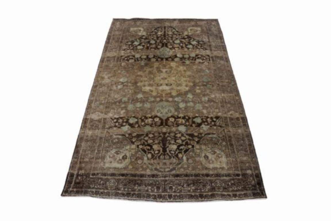 Entdecken Sie die Eleganz des persischen Bijar mit dem kleinen Teppich von ca. 1880. Dieses exklusive Design aus Wolle und Braun-Elfenbein ist perfekt, um Ihren Raum zu verschönern.