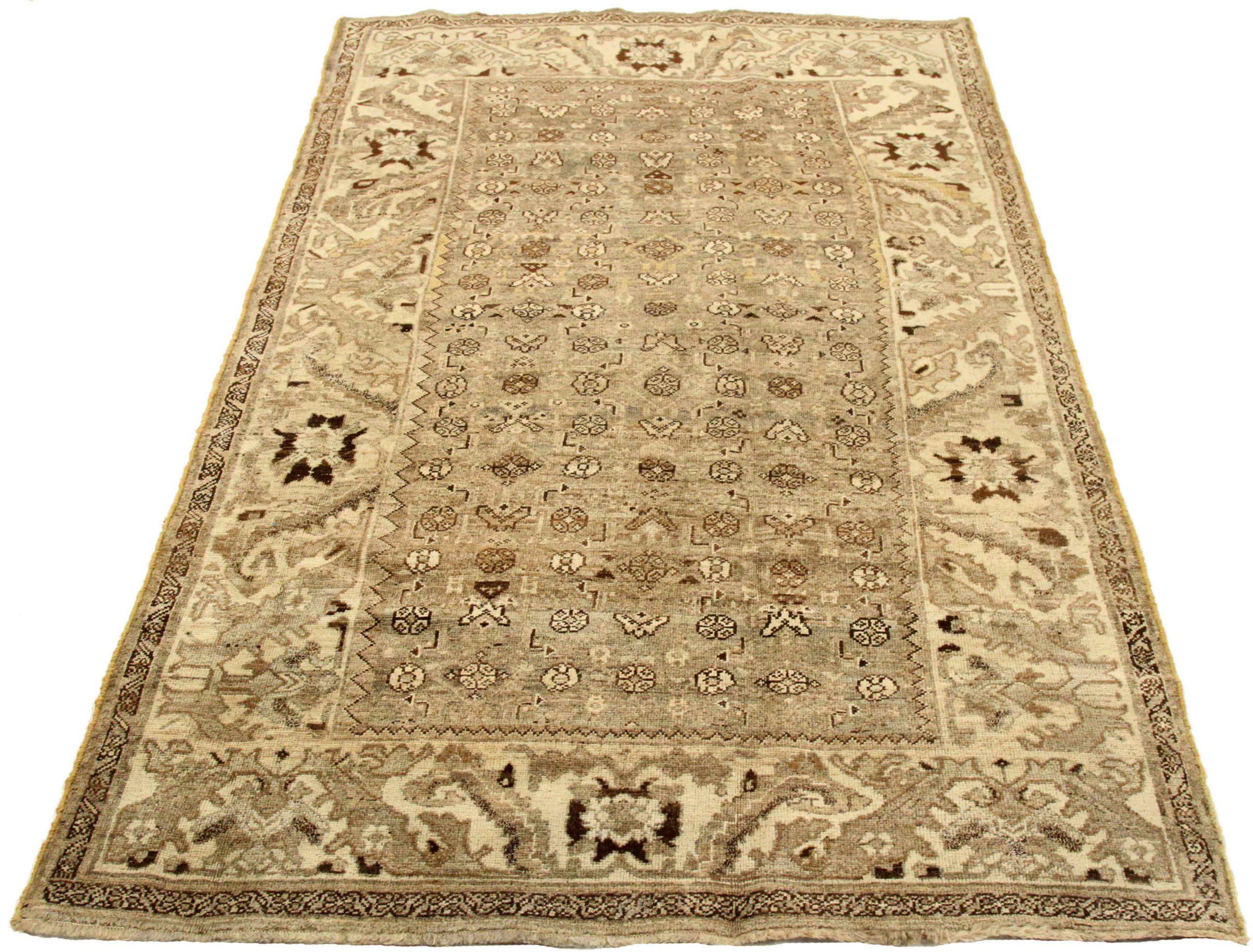 Scopri l'eleganza del tappeto persiano Bijar di piccole dimensioni del 1880 circa. Progettato con lana e marrone-avorio-tortora, questo design esclusivo è perfetto per valorizzare il tuo spazio.