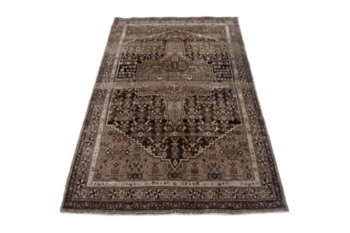 Entdecken Sie die Eleganz des persischen Bijar mit dem kleinen Teppich von ca. 1880. Dieses exklusive Design aus Wolle und BrownTaupe ist perfekt, um Ihren Raum zu verschönern.