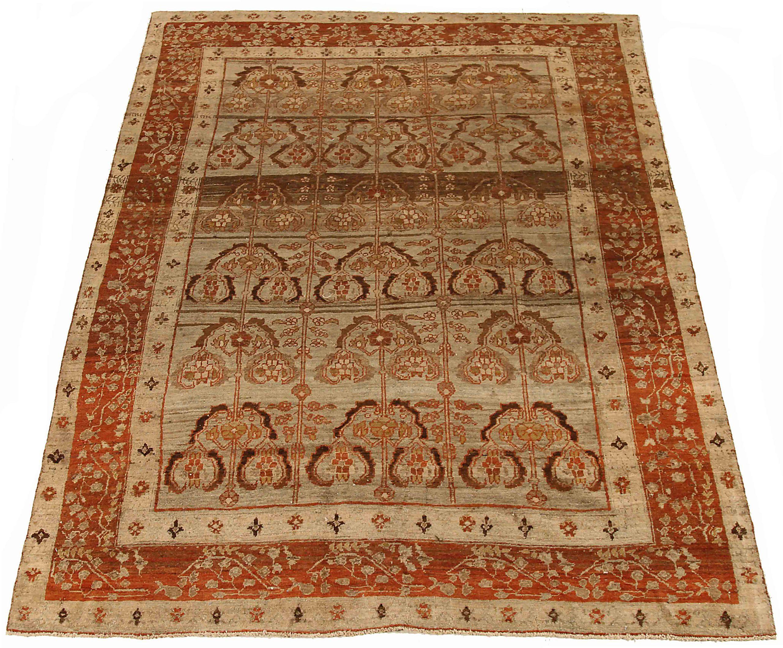 Découvrez l'élégance du petit tapis persan Bijar de Circa 1880. Conçu avec de la laine et du BrownIvoryRed, ce design exclusif est parfait pour mettre en valeur votre espace.