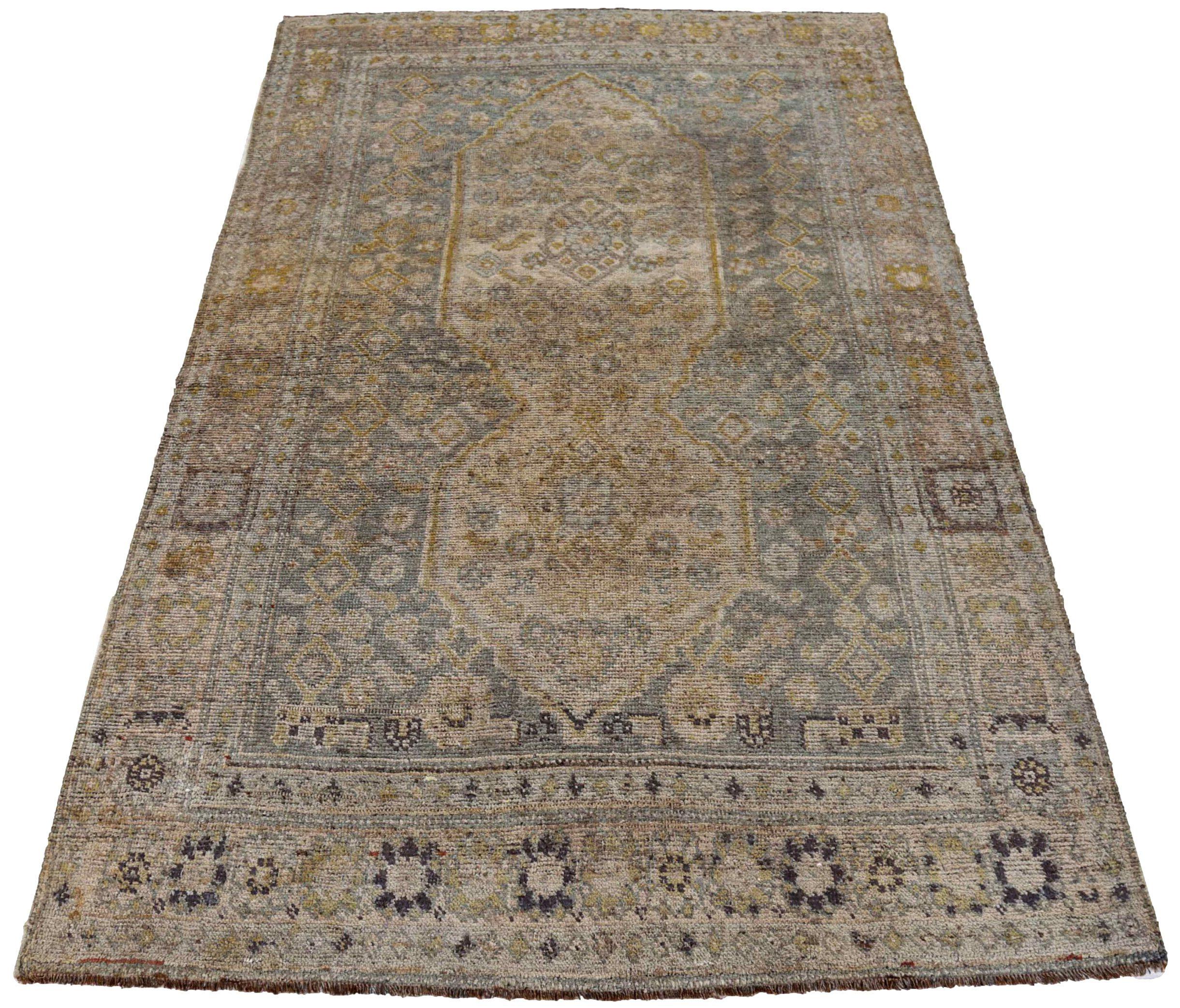 Descubre la elegancia de la Alfombra Persa Bijar Pequeña de Circa 1880. Diseñado con lana y gris-marfil-amarillo, este diseño exclusivo es perfecto para realzar tu espacio.