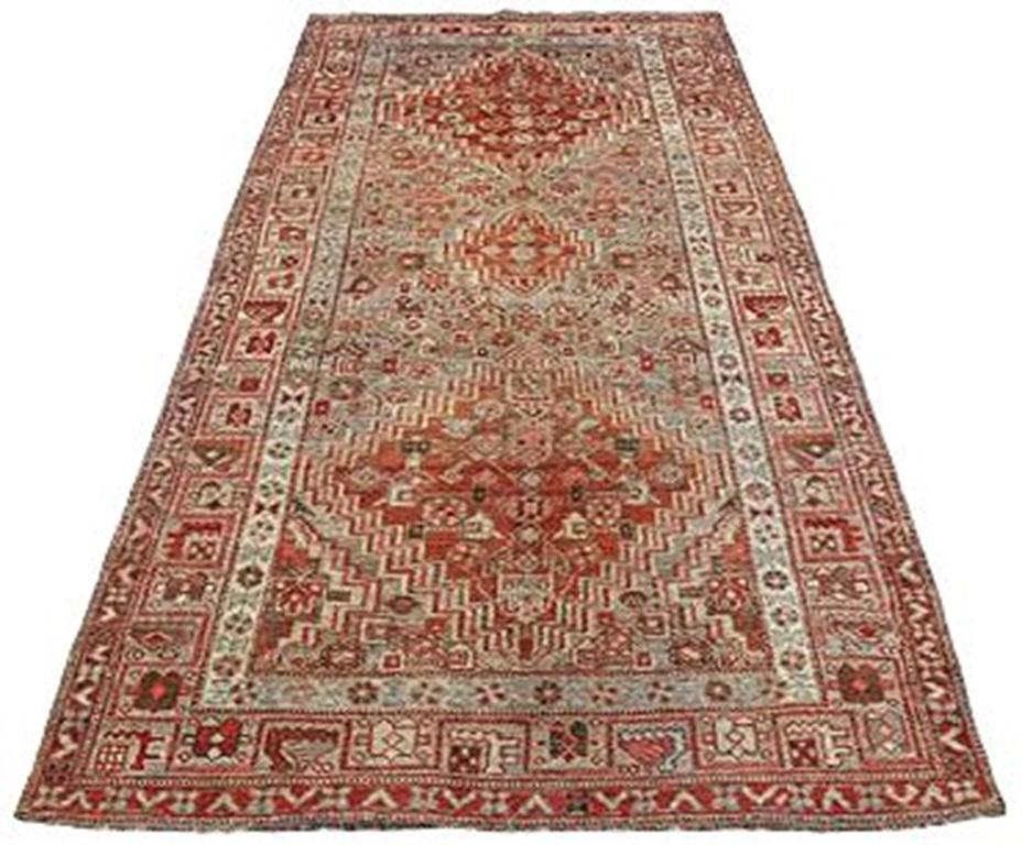Entdecken Sie die Eleganz des persischen Bijar mit dem kleinen Teppich von ca. 1880. Dieses exklusive Design aus Wolle und Elfenbeinrot ist perfekt, um Ihren Raum zu verschönern.