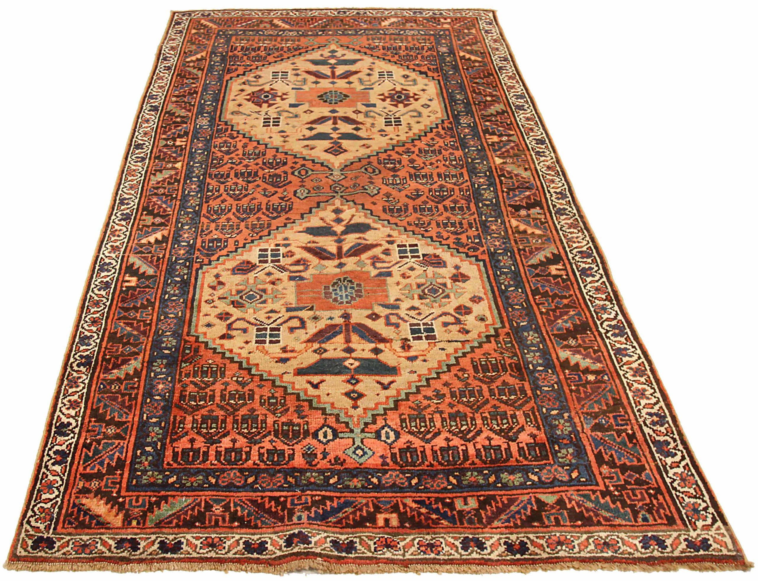 Découvrez l'élégance du petit tapis persan Bijar de Circa 1880. Conçu avec de la laine et du bleu marine-rouge-jaune, ce design exclusif est parfait pour mettre en valeur votre espace.