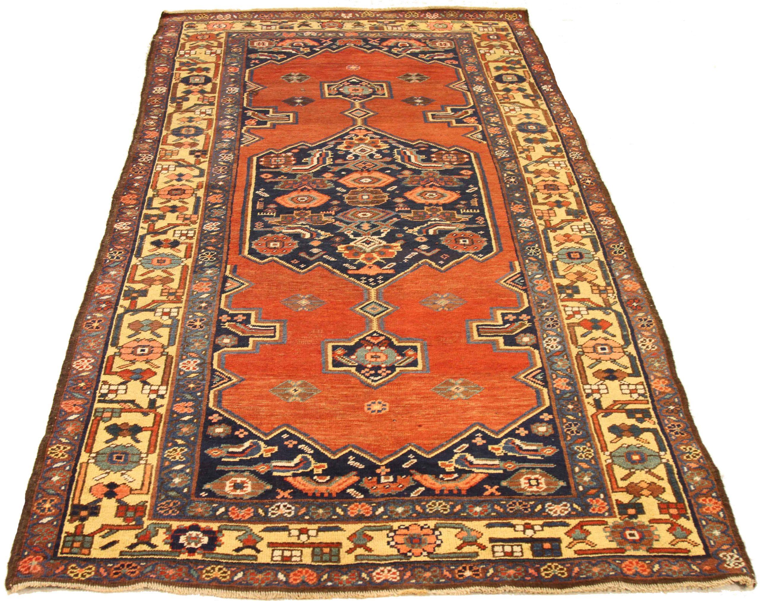 Descubre la elegancia de la Alfombra Persa Bijar Pequeña de Circa 1880. Diseñado con lana y azul marino-rojo-amarillo, este diseño exclusivo es perfecto para realzar tu espacio.