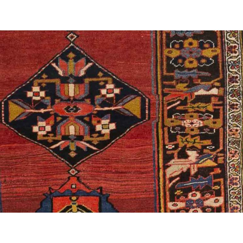 Entdecken Sie die Eleganz des persischen Bijar mit dem kleinen Teppich von ca. 1880. Dieses exklusive Design aus Wolle und MarineblauRotGelb ist perfekt, um Ihren Raum zu verschönern.