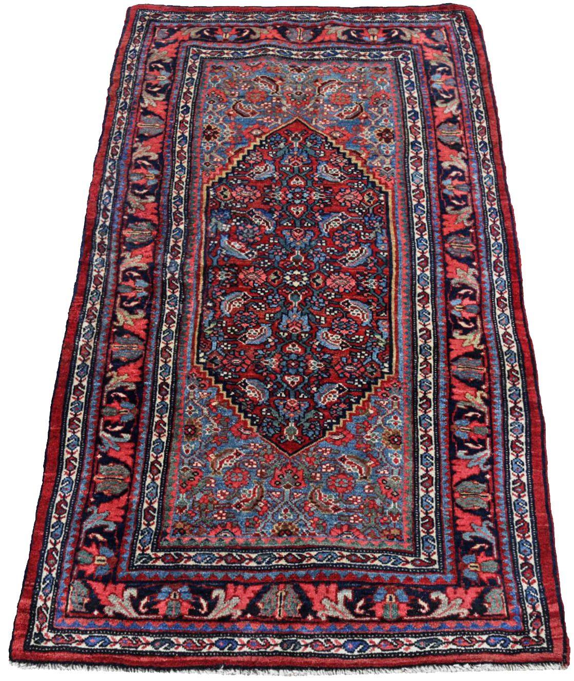 Découvrez l'élégance du petit tapis persan Bijar de Circa 1910. Conçu avec de la laine et du bleuNavy BluePinkRed, ce design exclusif est parfait pour mettre en valeur votre espace.
