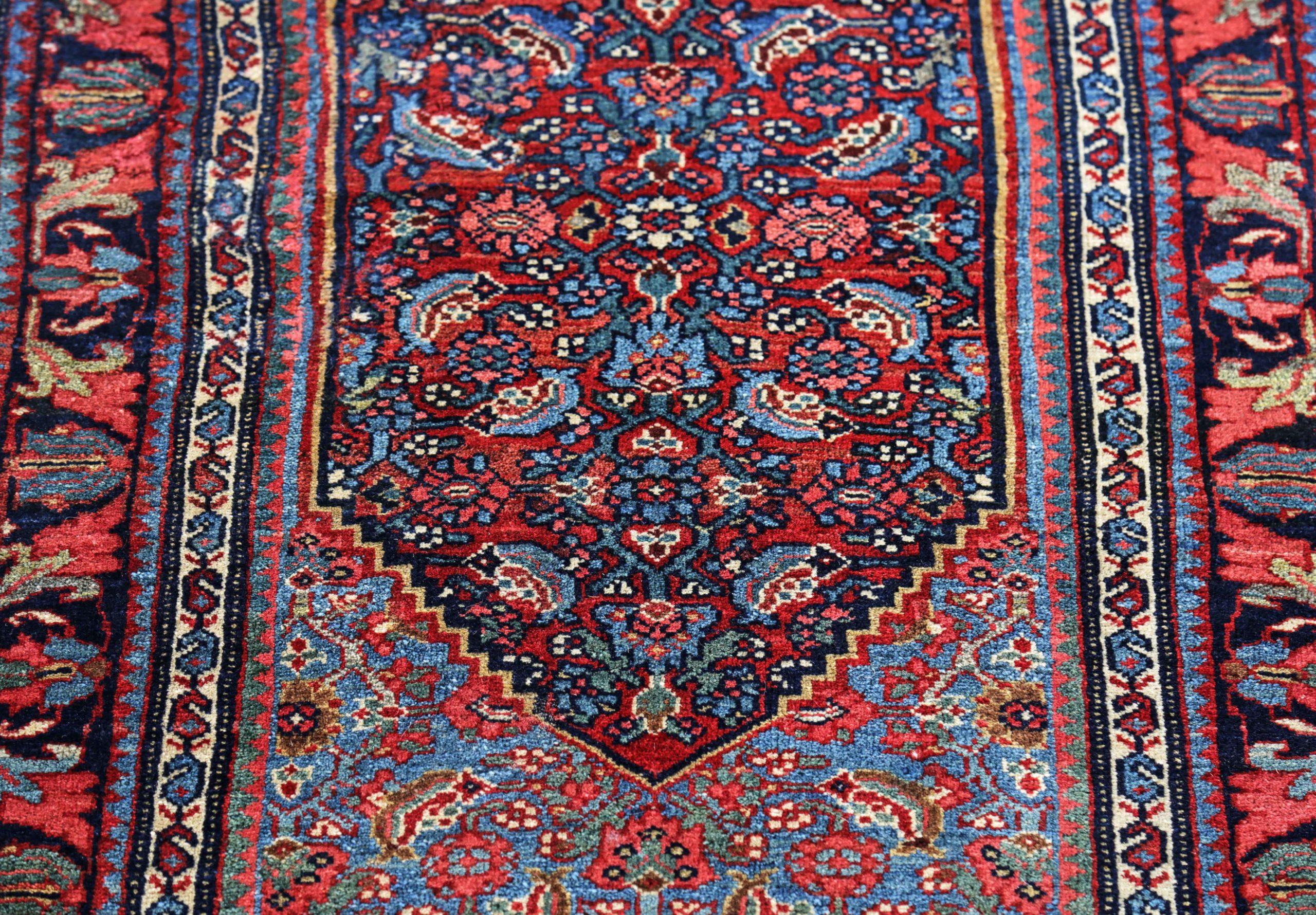 Asiatique Petit tapis persan Bijar datant d'environ 1910 - Motif en laine bleu marine bleu rose rouge - 91175 en vente