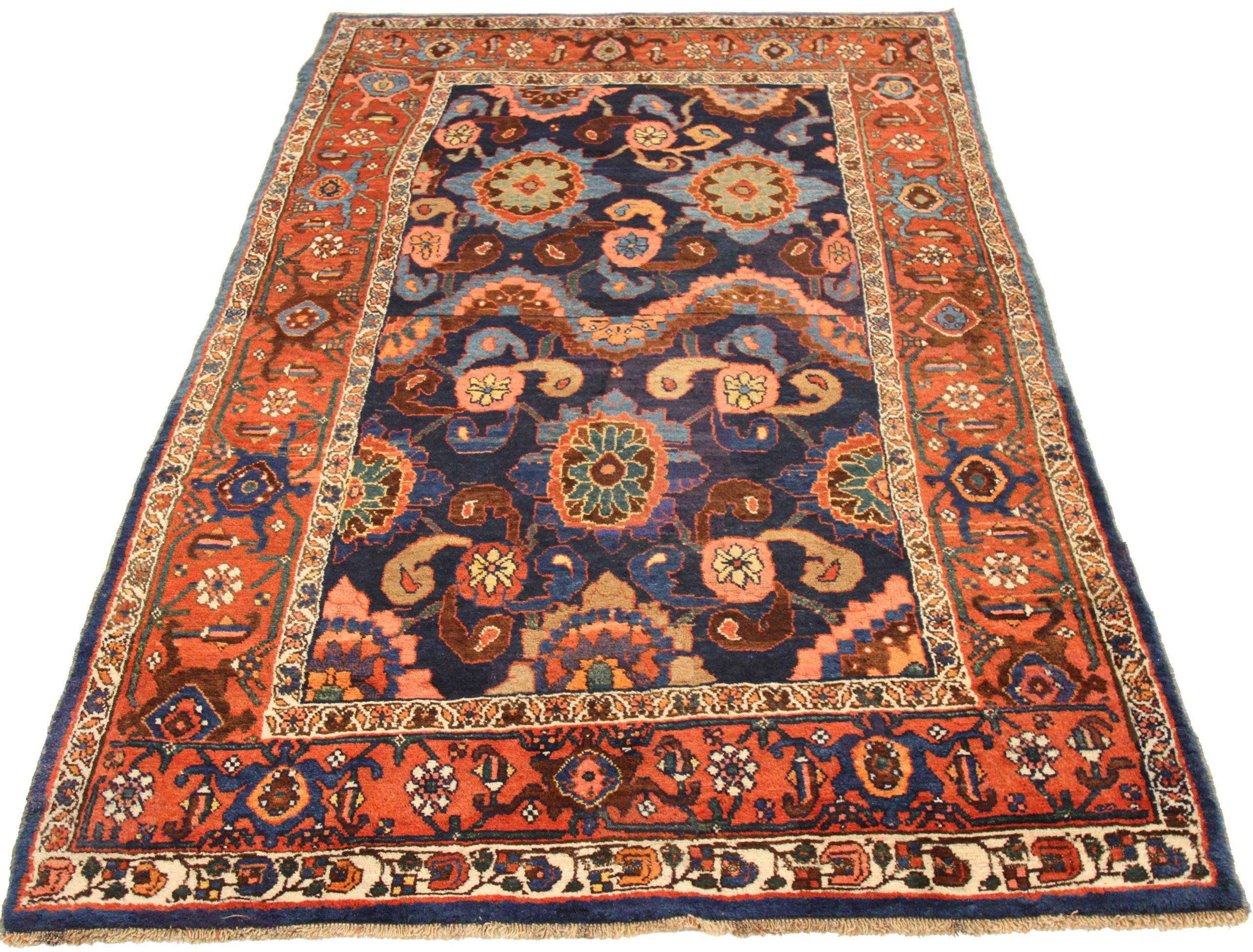 Entdecken Sie die Eleganz des persischen Bijar mit dem kleinen Teppich von ca. 1910. Dieses exklusive Design aus Wolle und Blau-Elfenbein-Rosa ist perfekt, um Ihren Raum zu verschönern.