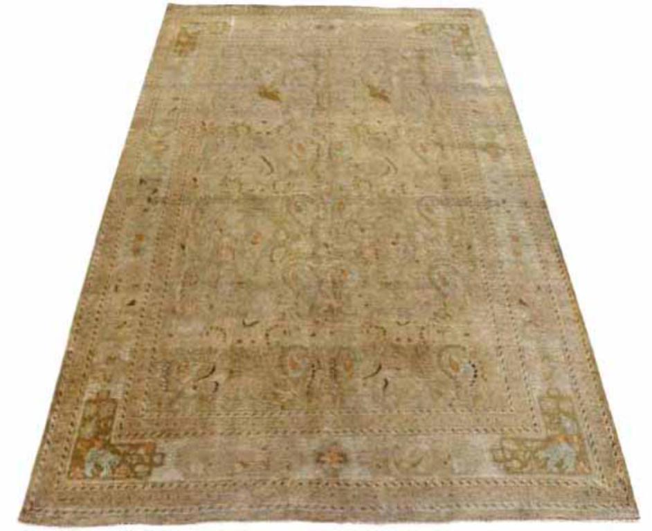 Entdecken Sie die Eleganz des persischen Bijar mit dem kleinen Teppich von ca. 1910. Dieses exklusive Design aus Wolle und Braun-Elfenbein-Taupe ist perfekt, um Ihren Raum zu verschönern.