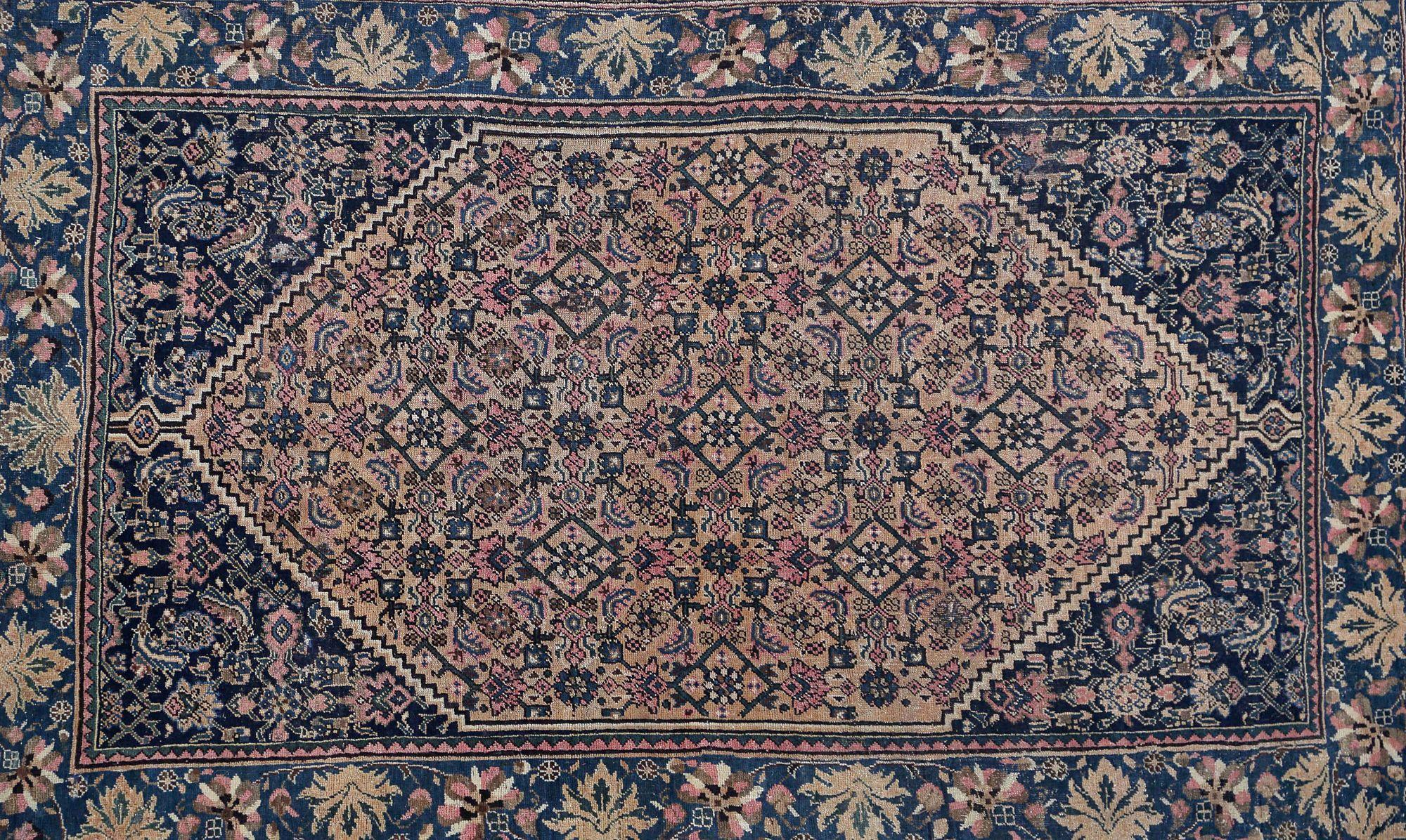 Entdecken Sie die Eleganz des persischen Bijar mit dem kleinen Teppich von ca. 1910. Dieses exklusive Design aus Wolle und SchwarzBraunMarineblau eignet sich perfekt, um Ihren Raum aufzuwerten.