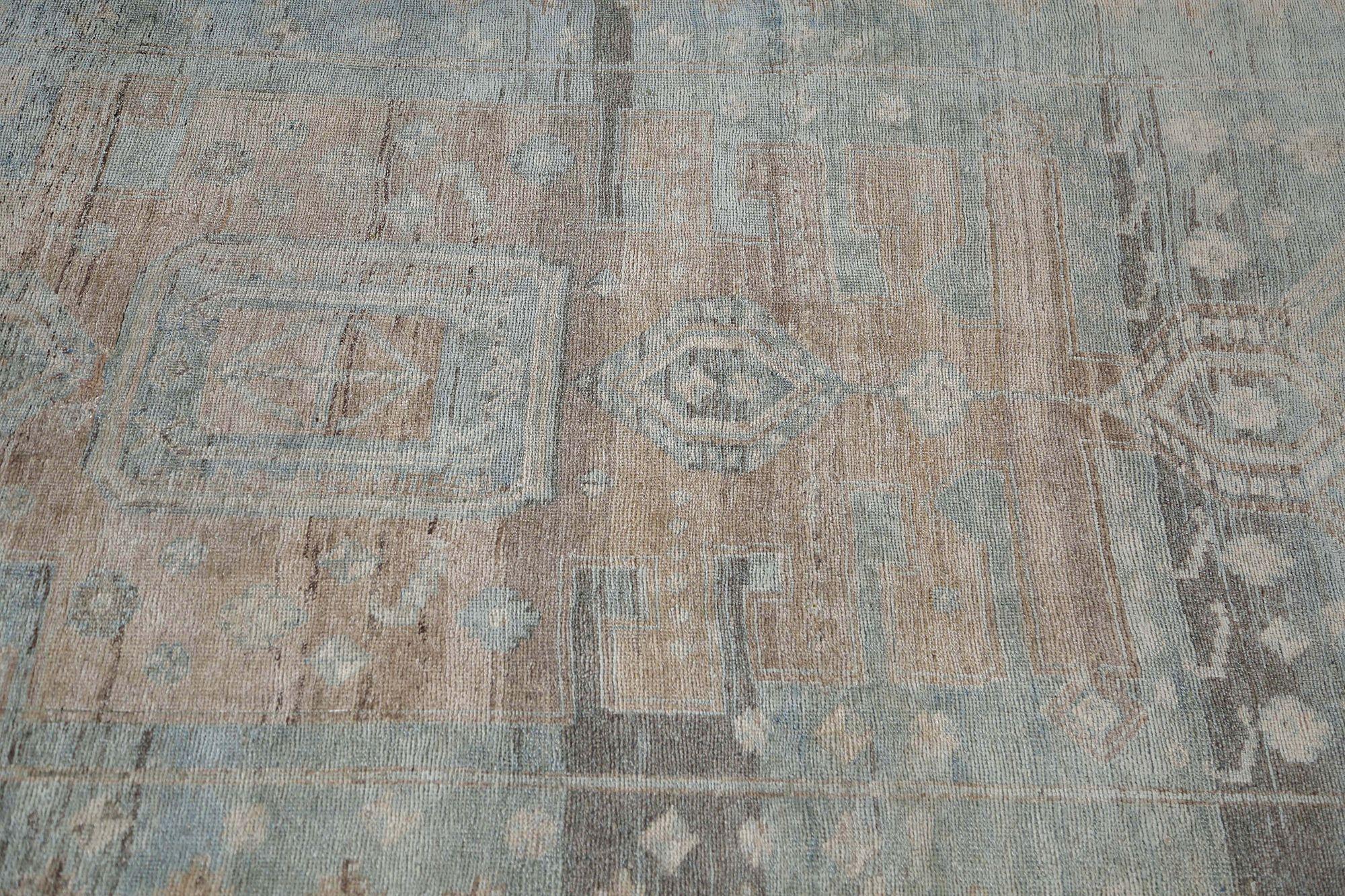 Entdecken Sie die Eleganz des persischen Bijar mit dem kleinen Teppich von ca. 1910. Dieses exklusive Design aus Wolle und BlueBrown ist perfekt, um Ihren Raum zu verschönern.