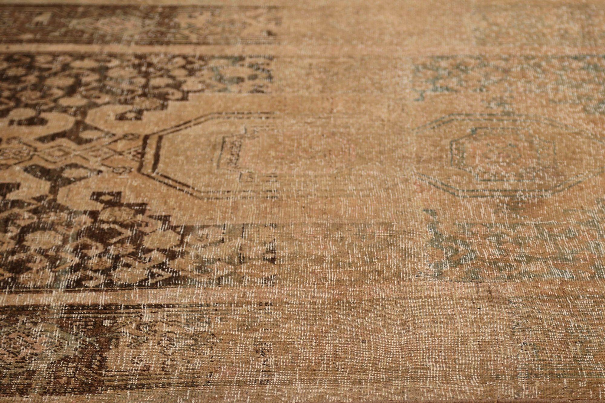 Entdecken Sie die Eleganz des persischen Bijar mit dem kleinen Teppich von ca. 1880. Dieses exklusive Design aus Wolle und BlueBrownTaupe ist perfekt, um Ihren Raum zu verschönern.