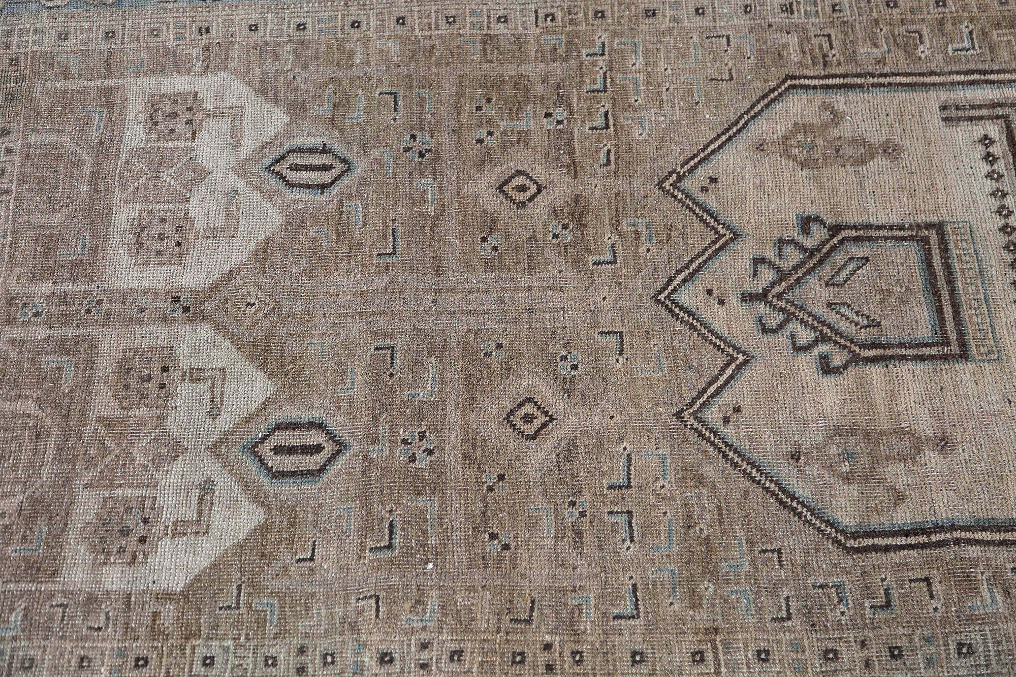 Entdecken Sie die Eleganz des persischen Bijar mit dem kleinen Teppich von ca. 1910. Dieses exklusive Design aus Wolle und BlueBrownTaupe ist perfekt, um Ihren Raum zu verschönern.