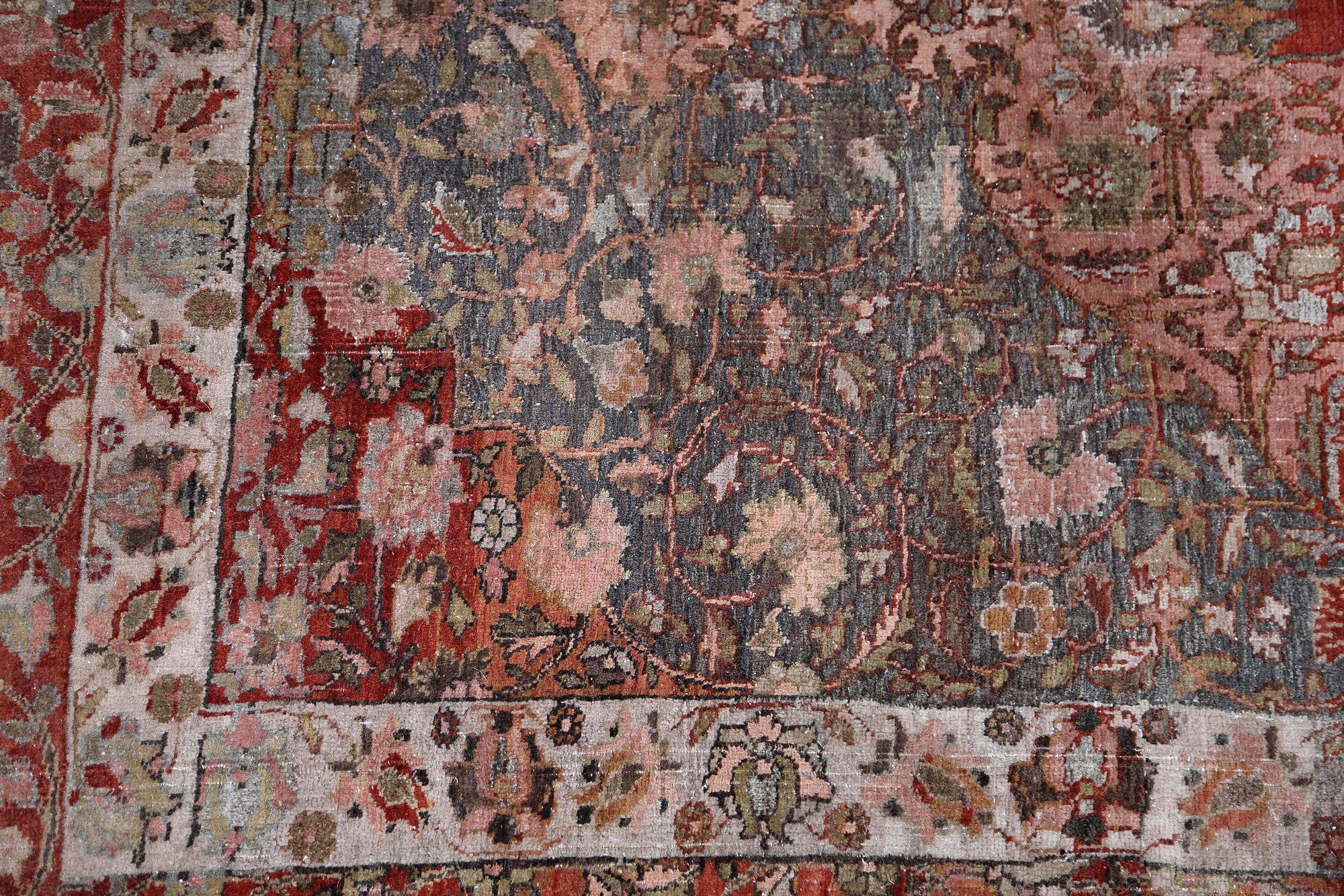 Entdecken Sie die Eleganz des persischen Bijar mit dem kleinen Teppich von ca. 1910. Mit Wolle und BluePinkRed entworfen, ist dieses exklusive Design perfekt, um Ihren Raum zu verschönern.