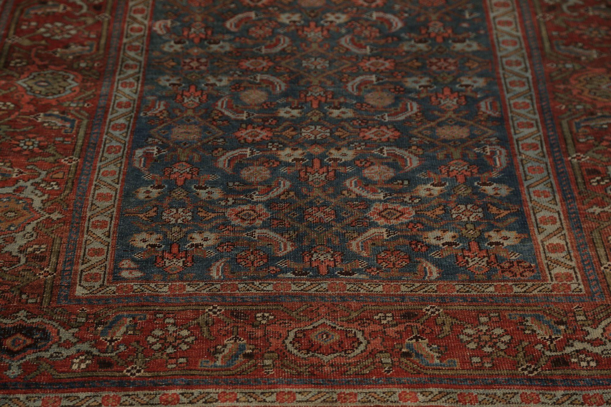 Entdecken Sie die Eleganz des persischen Bijar mit dem kleinen Teppich von ca. 1910. Dieses exklusive Design mit Wolle und BlueRed ist perfekt, um Ihren Raum zu verschönern.