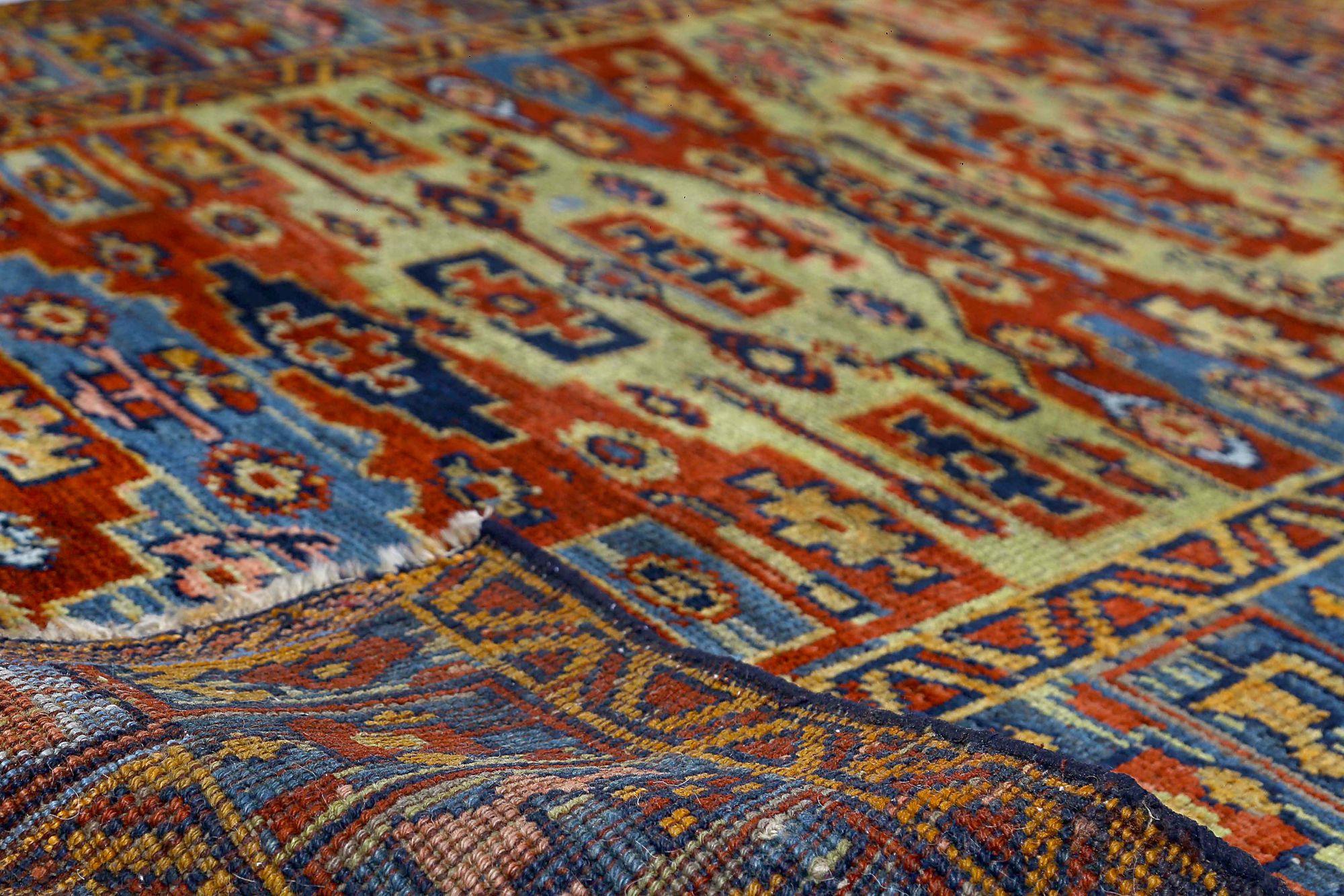 Entdecken Sie die Eleganz des persischen Bijar mit dem kleinen Teppich von ca. 1910. Dieses exklusive Design mit Wolle und BlueRed ist perfekt, um Ihren Raum zu verschönern.