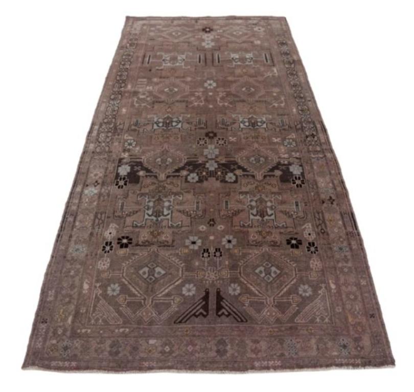 Entdecken Sie die Eleganz des persischen Bijar mit dem kleinen Teppich. Dieses exklusive Design aus Wolle und Braun ist perfekt, um Ihren Raum zu verschönern.