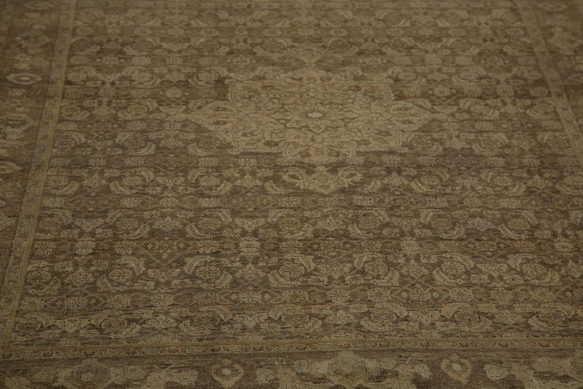 Entdecken Sie die Eleganz des persischen Bijar mit dem kleinen Teppich von ca. 1880. Dieses exklusive Design aus Wolle und Braun ist perfekt, um Ihren Raum zu verschönern.
