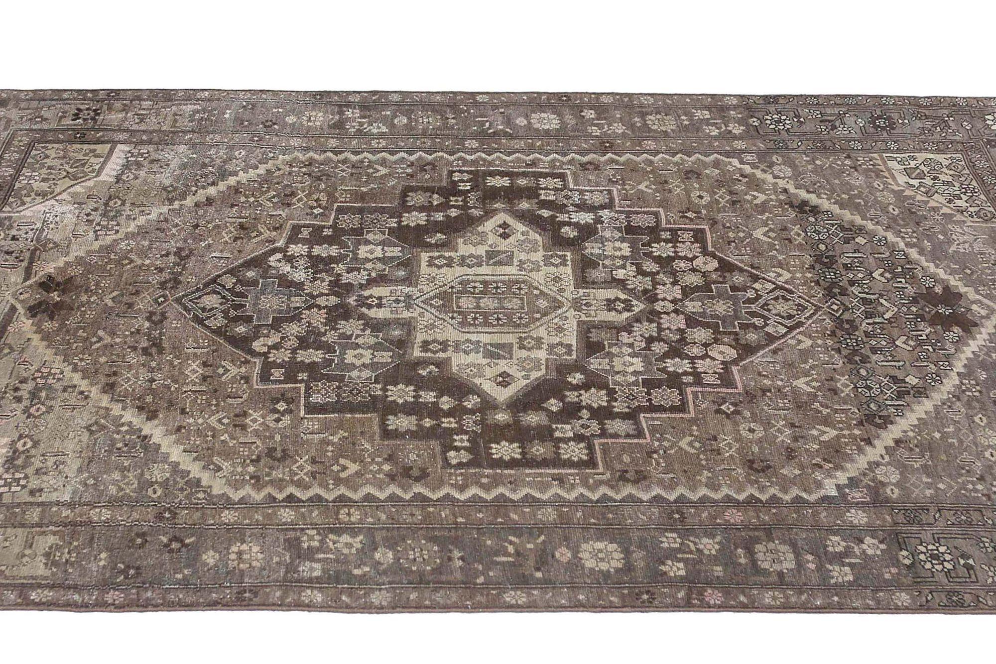 Descubre la elegancia de la Alfombra Persa Bijar Pequeña de Circa 1880. Diseñado con lana y marrón, este diseño exclusivo es perfecto para realzar tu espacio.