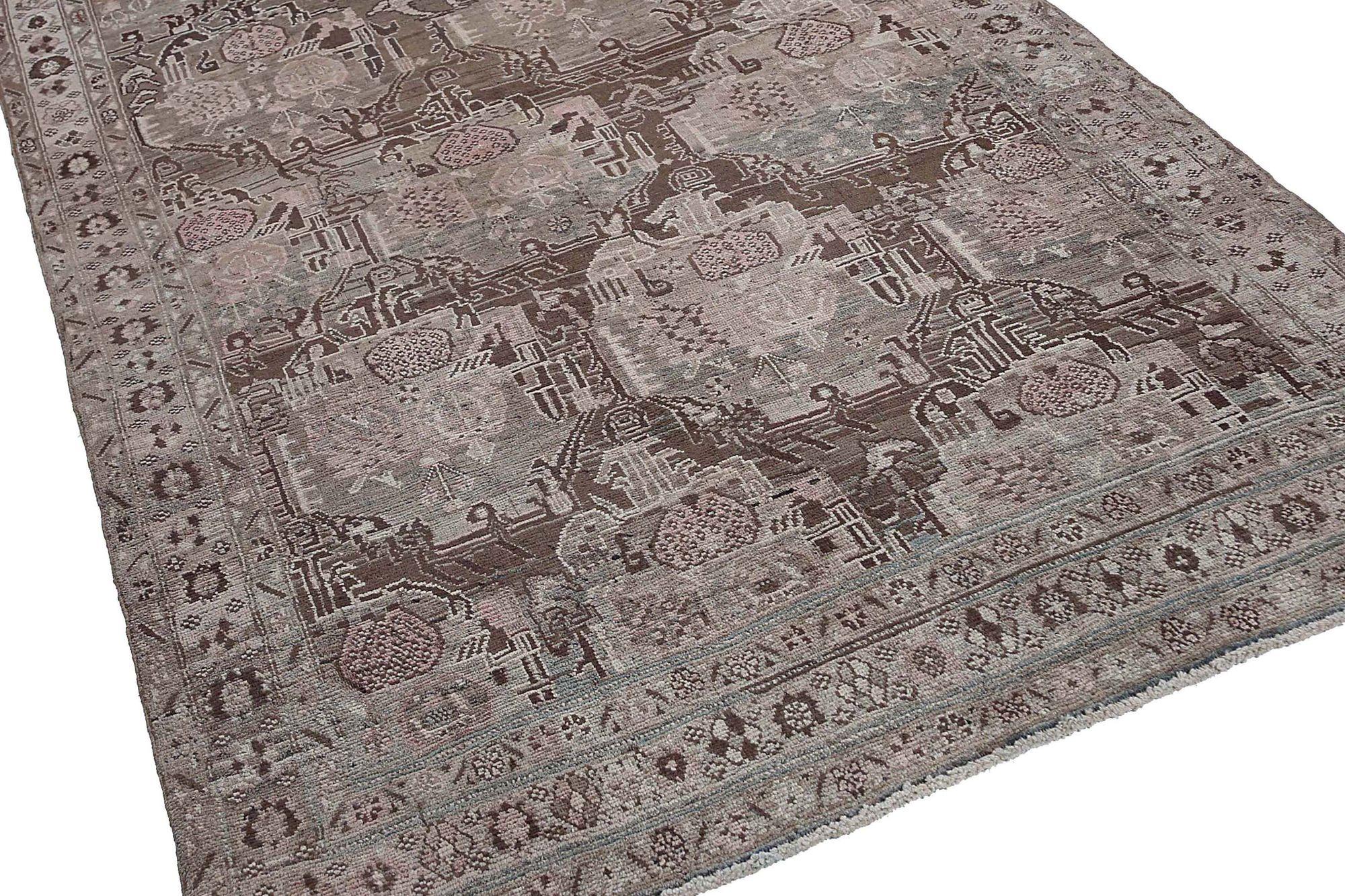 Entdecken Sie die Eleganz des persischen Bijar mit dem kleinen Teppich von ca. 1880. Dieses exklusive Design aus Wolle und Braun ist perfekt, um Ihren Raum zu verschönern.