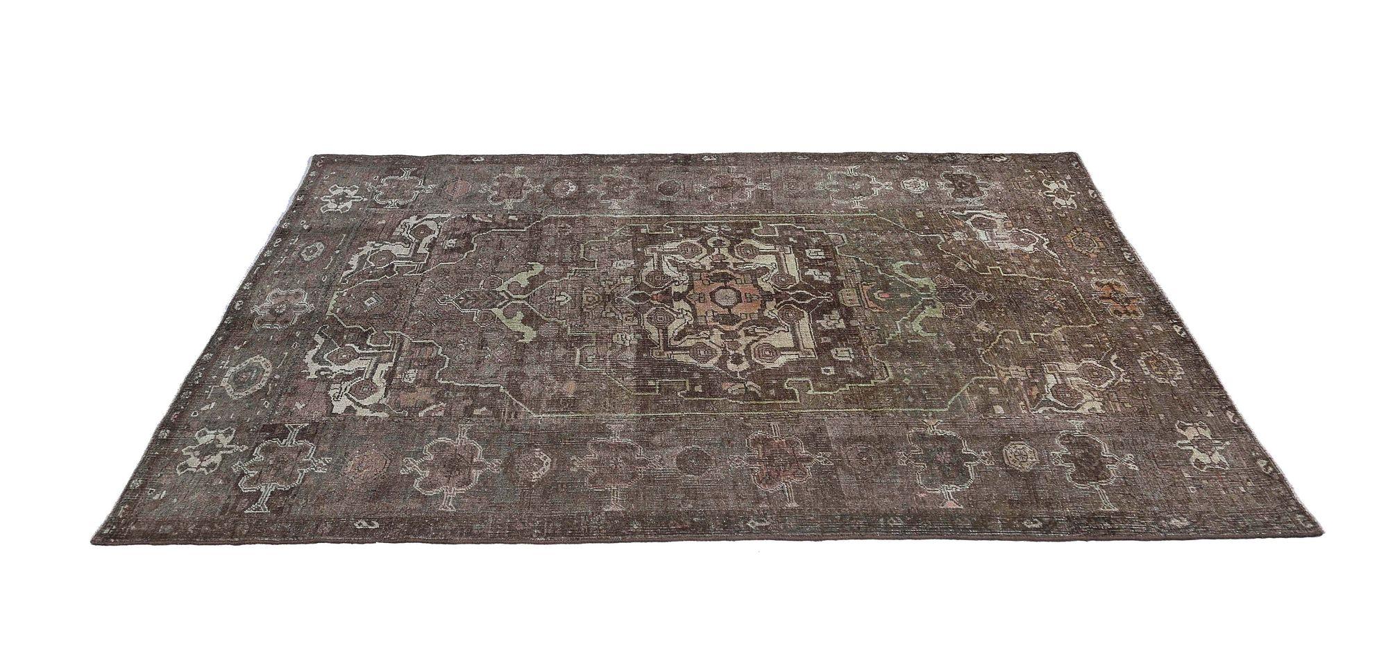 Entdecken Sie die Eleganz des persischen Bijar mit dem kleinen Teppich von ca. 1910. Dieses exklusive Design aus Wolle und Braun ist perfekt, um Ihren Raum zu verschönern.