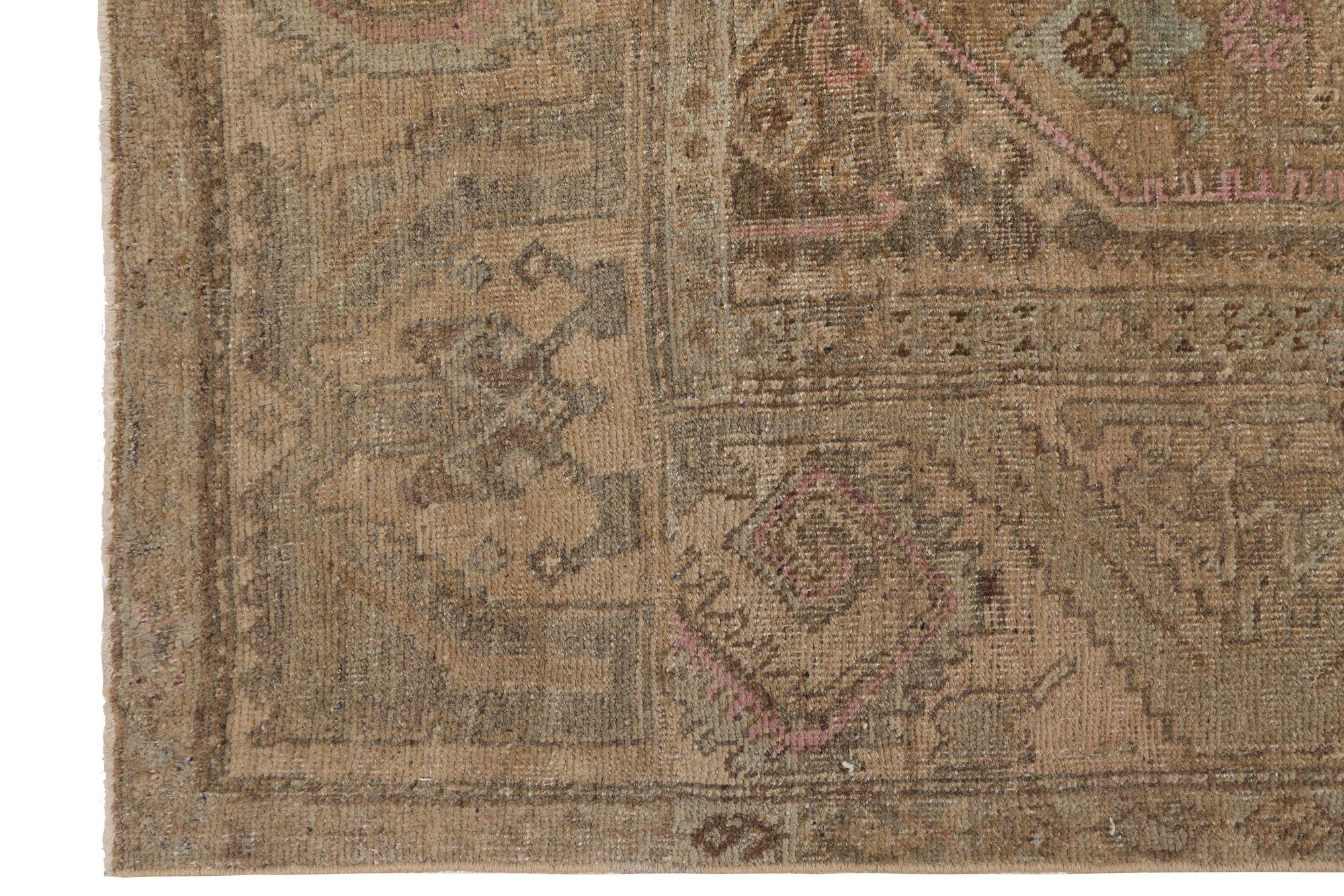 Entdecken Sie die Eleganz des persischen Bijar mit dem kleinen Teppich von ca. 1910. Dieses exklusive Design aus Wolle und Braun ist perfekt, um Ihren Raum zu verschönern.
