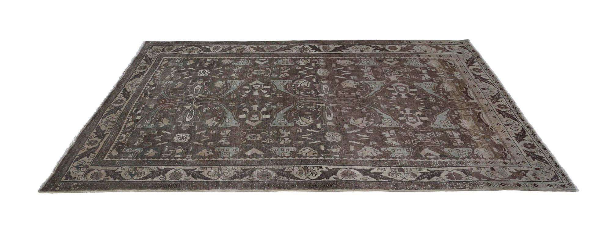 Entdecken Sie die Eleganz des persischen Bijar mit dem kleinen Teppich von ca. 1910. Dieses exklusive Design aus Wolle und Braun ist perfekt, um Ihren Raum zu verschönern.