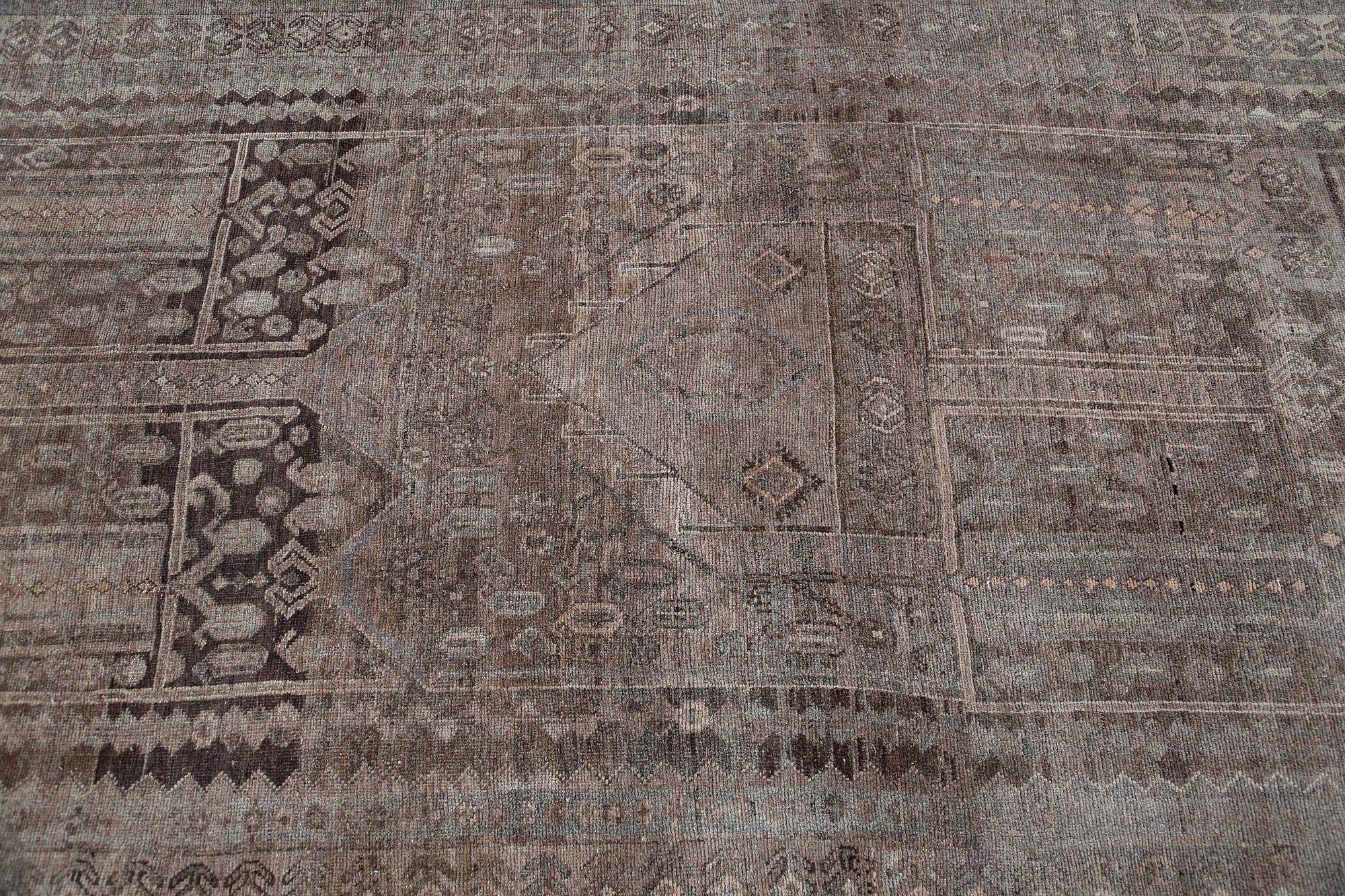 Entdecken Sie die Eleganz des persischen Bijar mit dem kleinen Teppich von ca. 1910. Dieses exklusive Design aus Wolle und Braun ist perfekt, um Ihren Raum zu verschönern.
