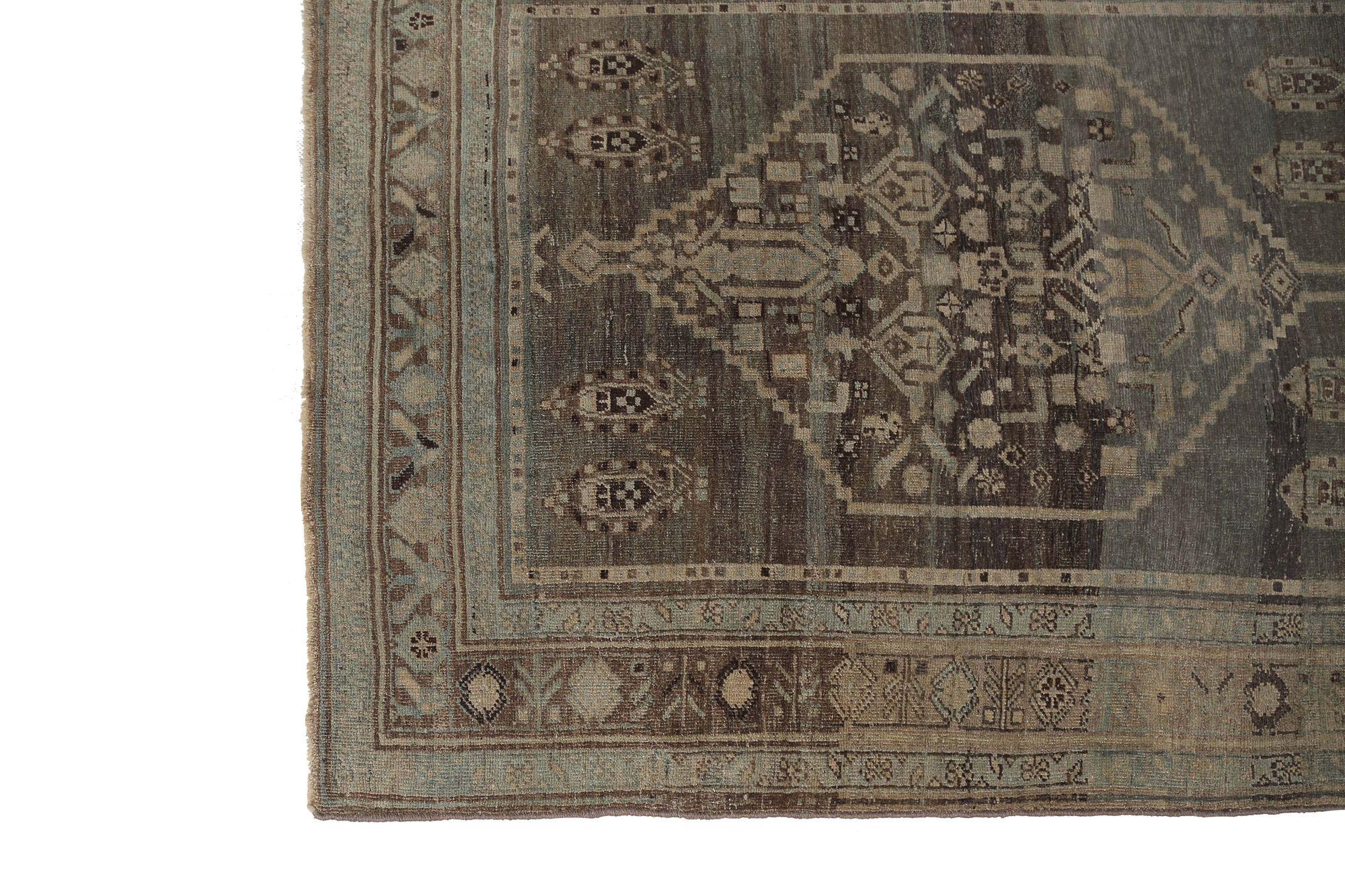 Scopri l'eleganza del tappeto persiano Bijar di piccole dimensioni del 1880 circa. Progettato in lana e marrone, questo design esclusivo è perfetto per valorizzare il tuo spazio.