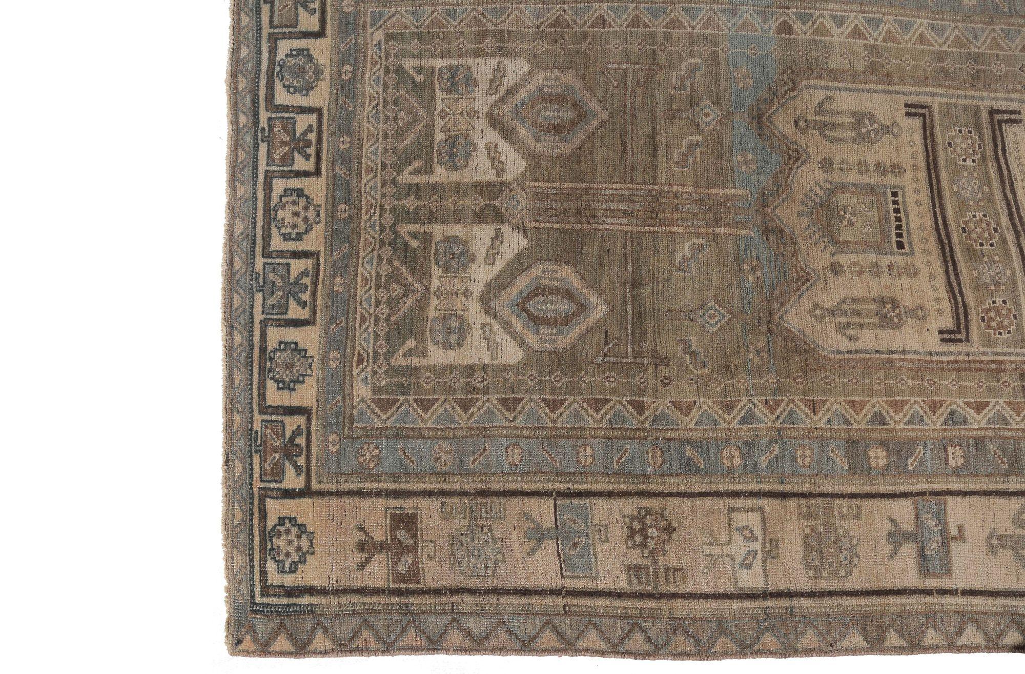 Entdecken Sie die Eleganz des persischen Bijar mit dem kleinen Teppich von ca. 1880. Dieses exklusive Design aus Wolle und Braun ist perfekt, um Ihren Raum zu verschönern.