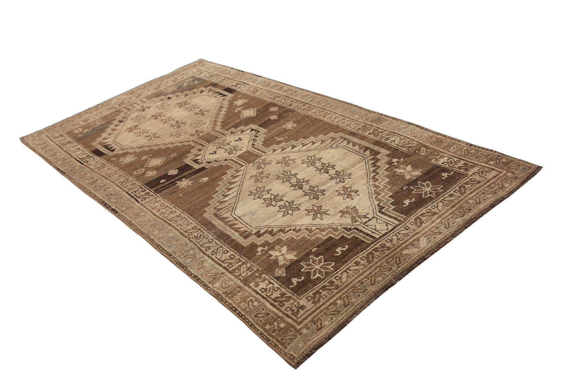 Entdecken Sie die Eleganz des persischen Bijar mit dem kleinen Teppich von ca. 1880. Dieses exklusive Design aus Wolle und Braun-Elfenbein ist perfekt, um Ihren Raum zu verschönern.