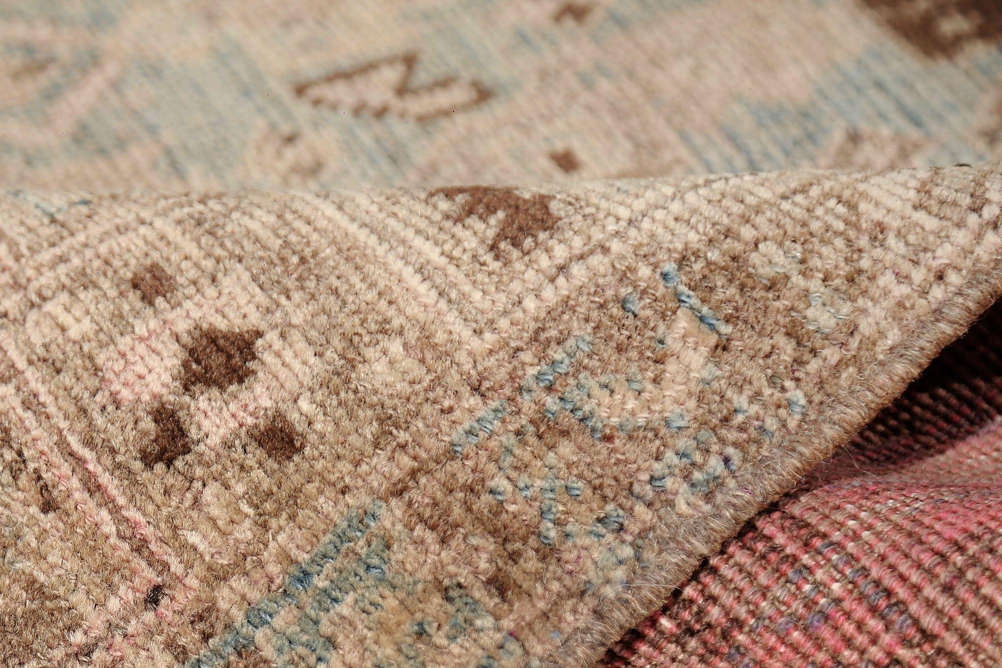 Scopri l'eleganza del tappeto persiano Bijar di piccole dimensioni del 1910 circa. Progettato con lana e marrone-blu chiaro-tortora, questo design esclusivo è perfetto per valorizzare il tuo spazio.