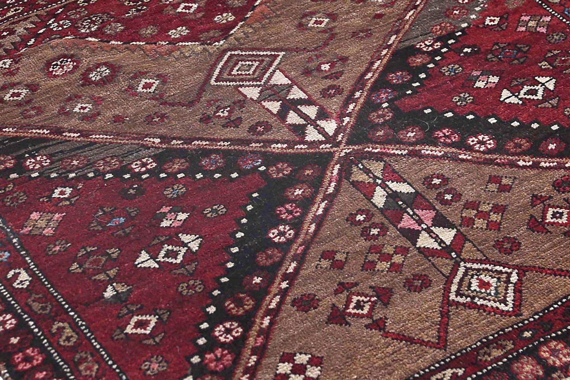 Entdecken Sie die Eleganz des persischen Bijar mit dem kleinen Teppich von ca. 1910. Dieses exklusive Design aus Wolle und Braunrot ist perfekt, um Ihren Raum zu verschönern.