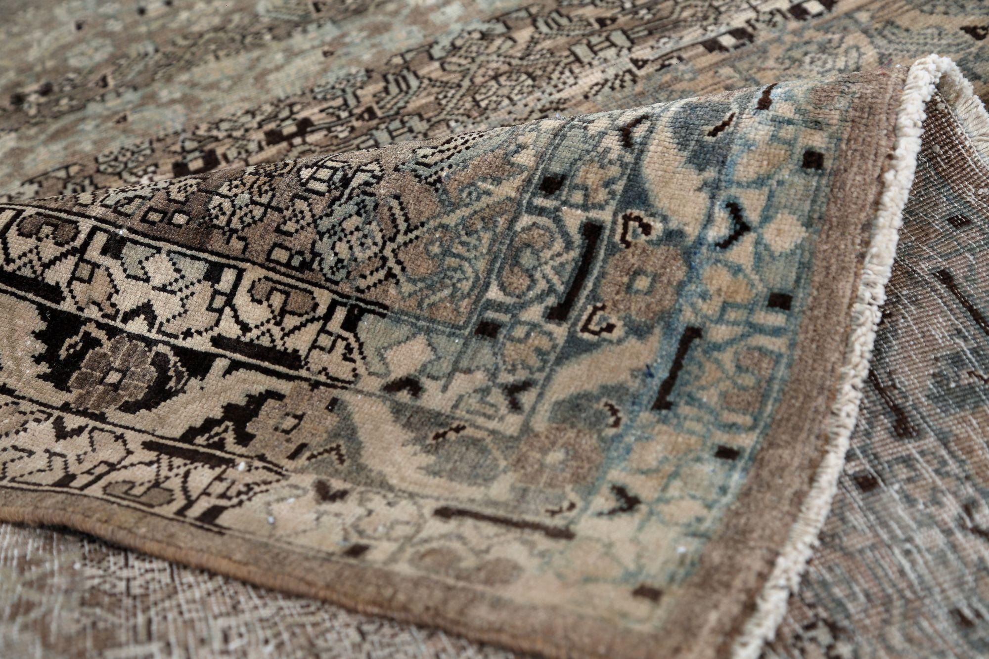 Entdecken Sie die Eleganz des persischen Bijar mit dem kleinen Teppich. Dieses exklusive Design aus Wolle und BrownTaupe ist perfekt, um Ihren Raum zu verschönern.