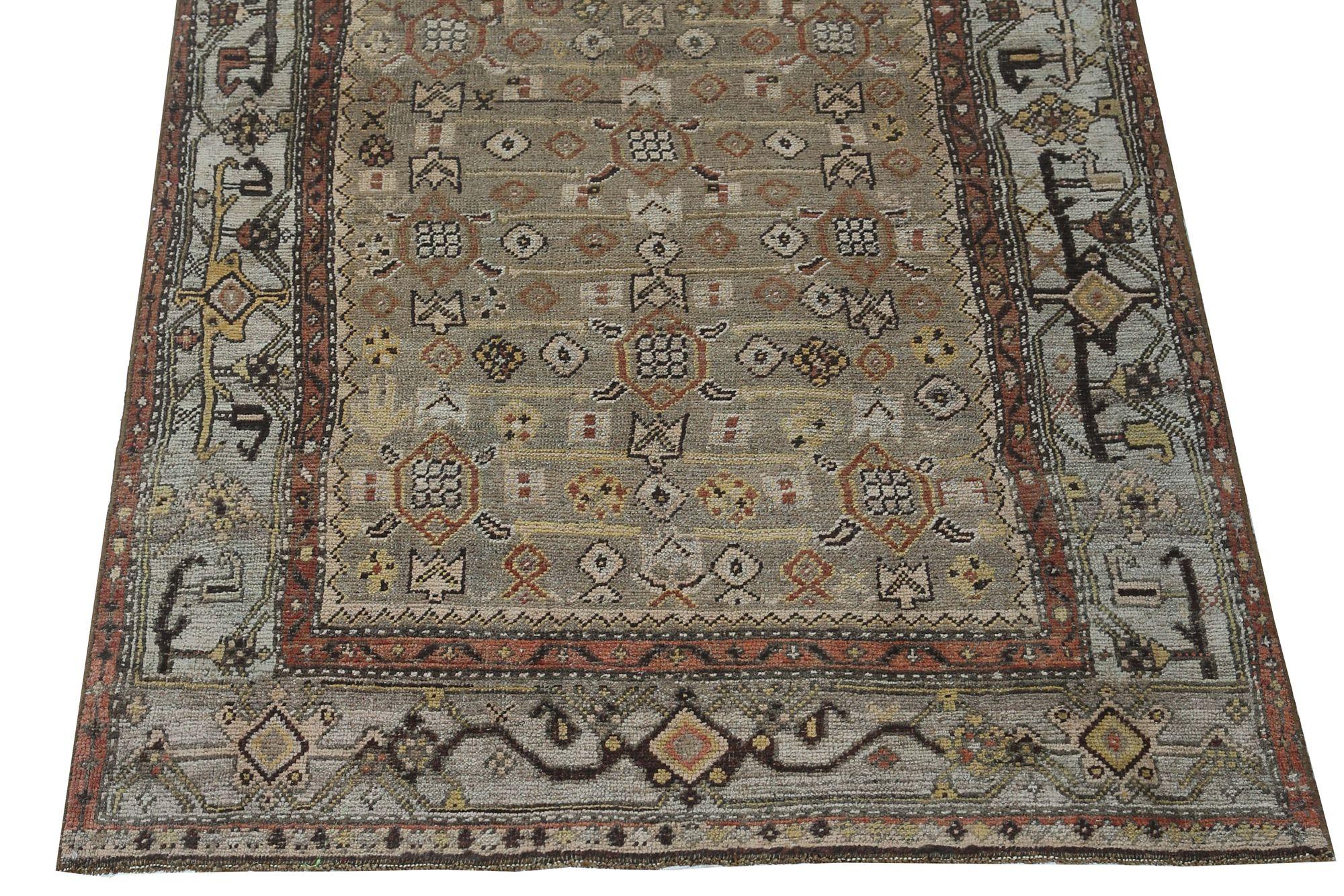 Scopri l'eleganza del tappeto persiano Bijar di piccole dimensioni del 1880 circa. Progettato con Lana e Marrone-Taupe, questo design esclusivo è perfetto per valorizzare il tuo spazio.