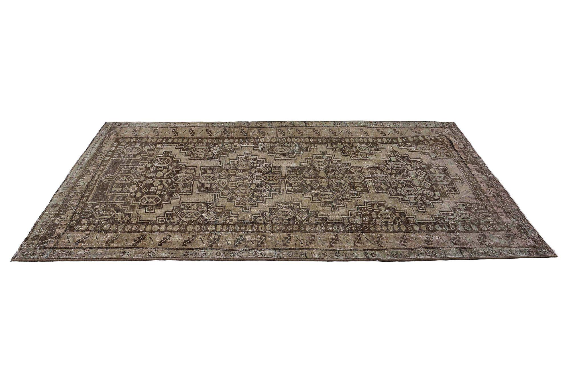 Entdecken Sie die Eleganz des persischen Bijar mit dem kleinen Teppich von ca. 1910. Dieses exklusive Design aus Wolle und BrownTaupe ist perfekt, um Ihren Raum zu verschönern.