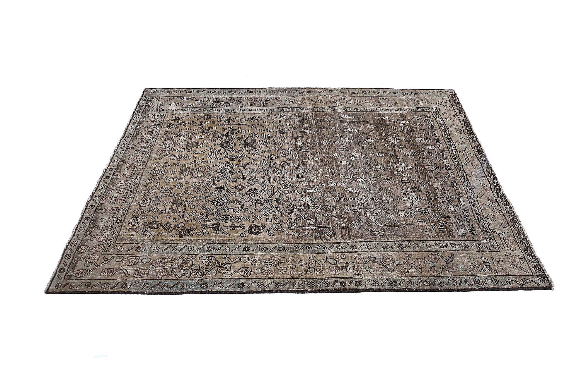 Scopri l'eleganza del tappeto persiano Bijar di piccole dimensioni del 1910 circa. Progettato con Lana e Marrone-Taupe, questo design esclusivo è perfetto per valorizzare il tuo spazio.