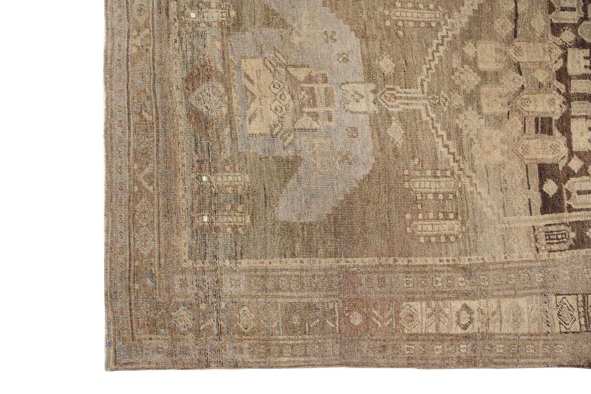 Entdecken Sie die Eleganz des persischen Bijar mit dem kleinen Teppich von ca. 1910. Dieses exklusive Design aus Wolle und BrownTaupe ist perfekt, um Ihren Raum zu verschönern.