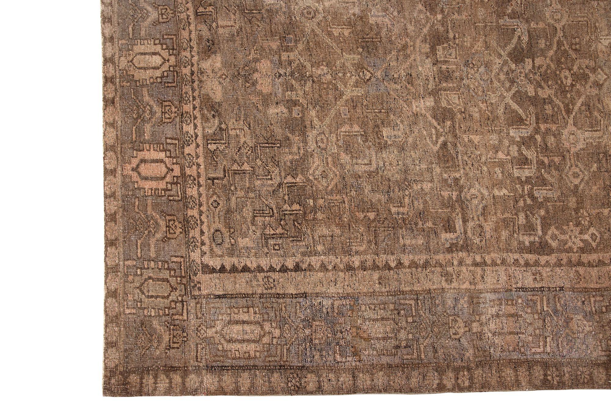 Scopri l'eleganza del tappeto persiano Bijar di piccole dimensioni del 1910 circa. Progettato con Lana e Marrone-Taupe, questo design esclusivo è perfetto per valorizzare il tuo spazio.